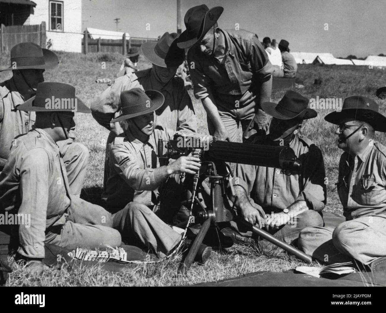 Réception des instructions dans Mac de la mitrailleuse Vickers. 23 avril 1941. (Photo de Barry Newberry/Fairfax Media). Banque D'Images