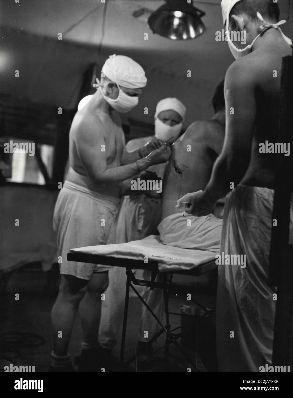 Série médicale : insertion du tube pour vidanger la plaie. 14 février 1944. (Photo de la U.S. Navy Photograph). Banque D'Images