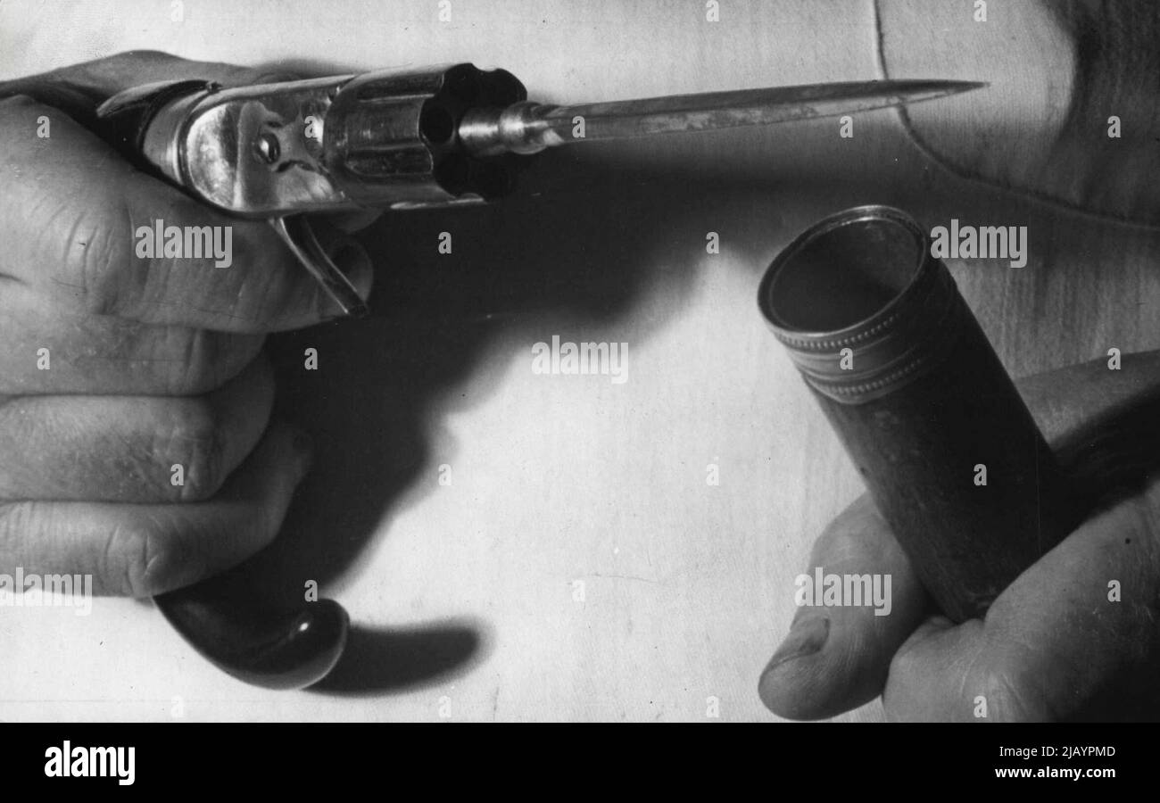 La canne à pied d'origine italienne est enversible, en un clin d'œil à un tombola, un revolver ou un poignard de 12 pouces. 16 novembre 1940. Banque D'Images