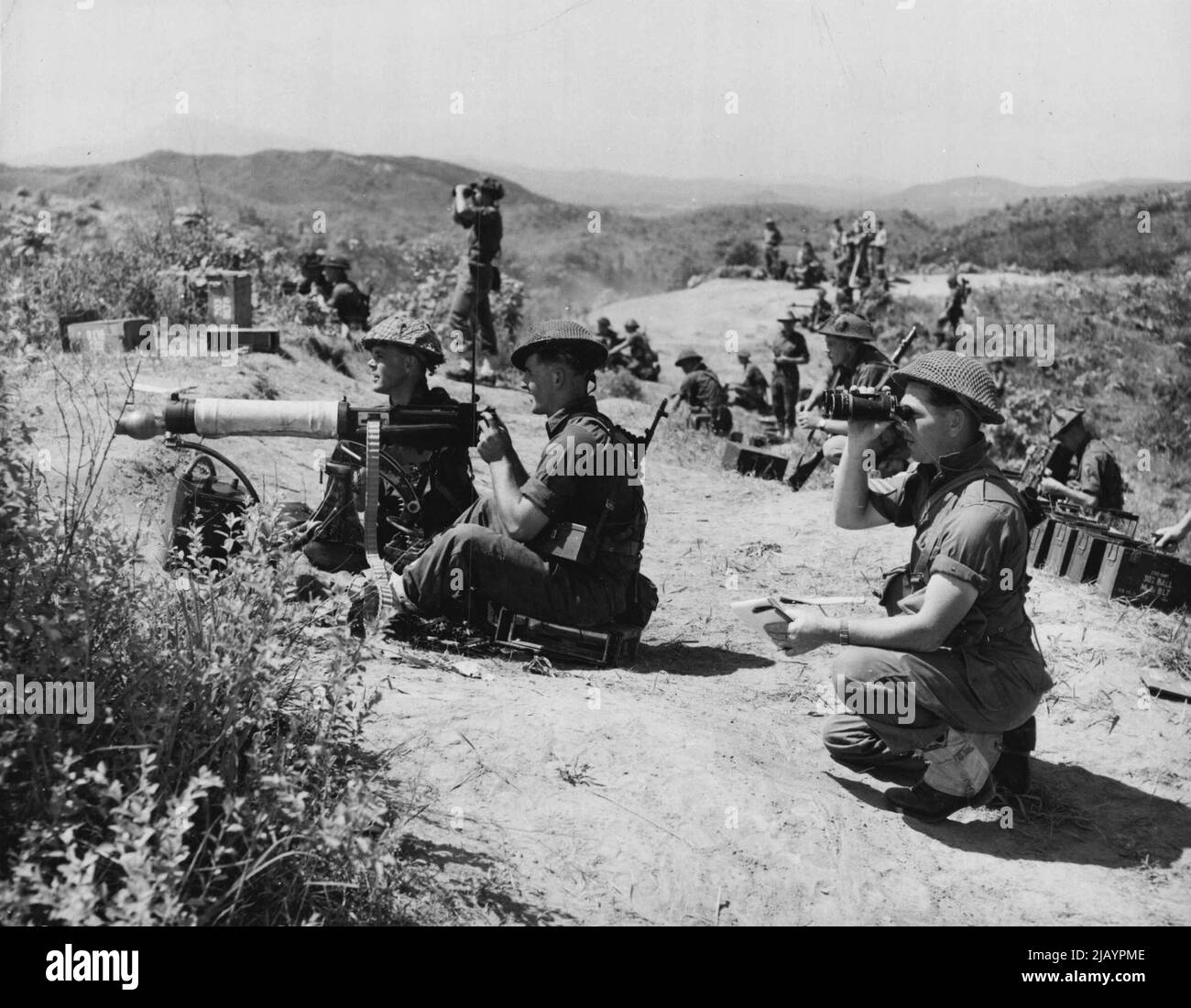La mitrailleuse Vickers lourde a été utilisée dans deux guerres mondiales, mais c'est toujours une arme d'infanterie privilégiée. Ici, une équipe de Vickers du Premier Bataillon Royal Australian Regiment entre en action lors d'un tir de compétition en Corée. Les creuseurs étaient en concurrence avec d'autres unités servant avec la première division du Commonwealth. Ils ont montré qu'ils pouvaient manipuler les armes ainsi que leurs pères et grands-pères en gagnant facilement la compétition. 07 juin 1955. (Photo de Britcom PR photo). Banque D'Images