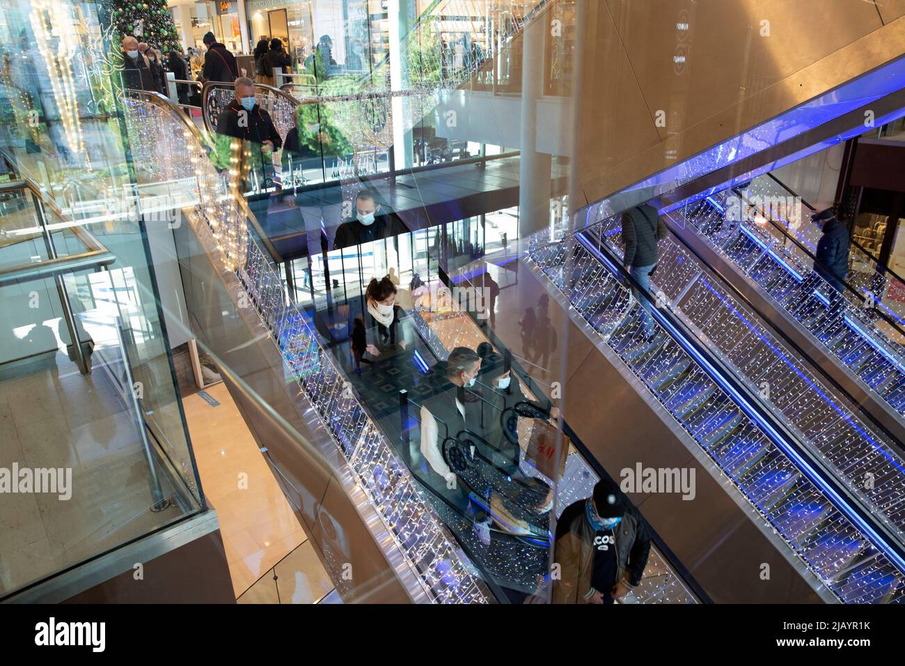 Intérieur du centre commercial Les Terrasses du Port Marseille  Bouches-du-Rhône, France Photo Stock - Alamy