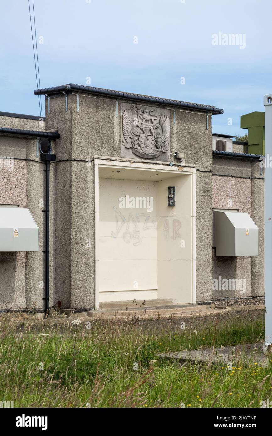 Vue sur le bâtiment principal de la station de transmission Pontop Pike de Tyne & Wear, Royaume-Uni. Visible est le blason de la BBC et date de construction 1955. Banque D'Images