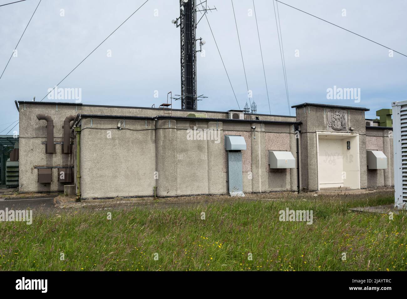 Vue sur le bâtiment principal de la station de transmission Pontop Pike de Tyne & Wear, Royaume-Uni. Visible est le blason de la BBC et date de construction 1955. Banque D'Images