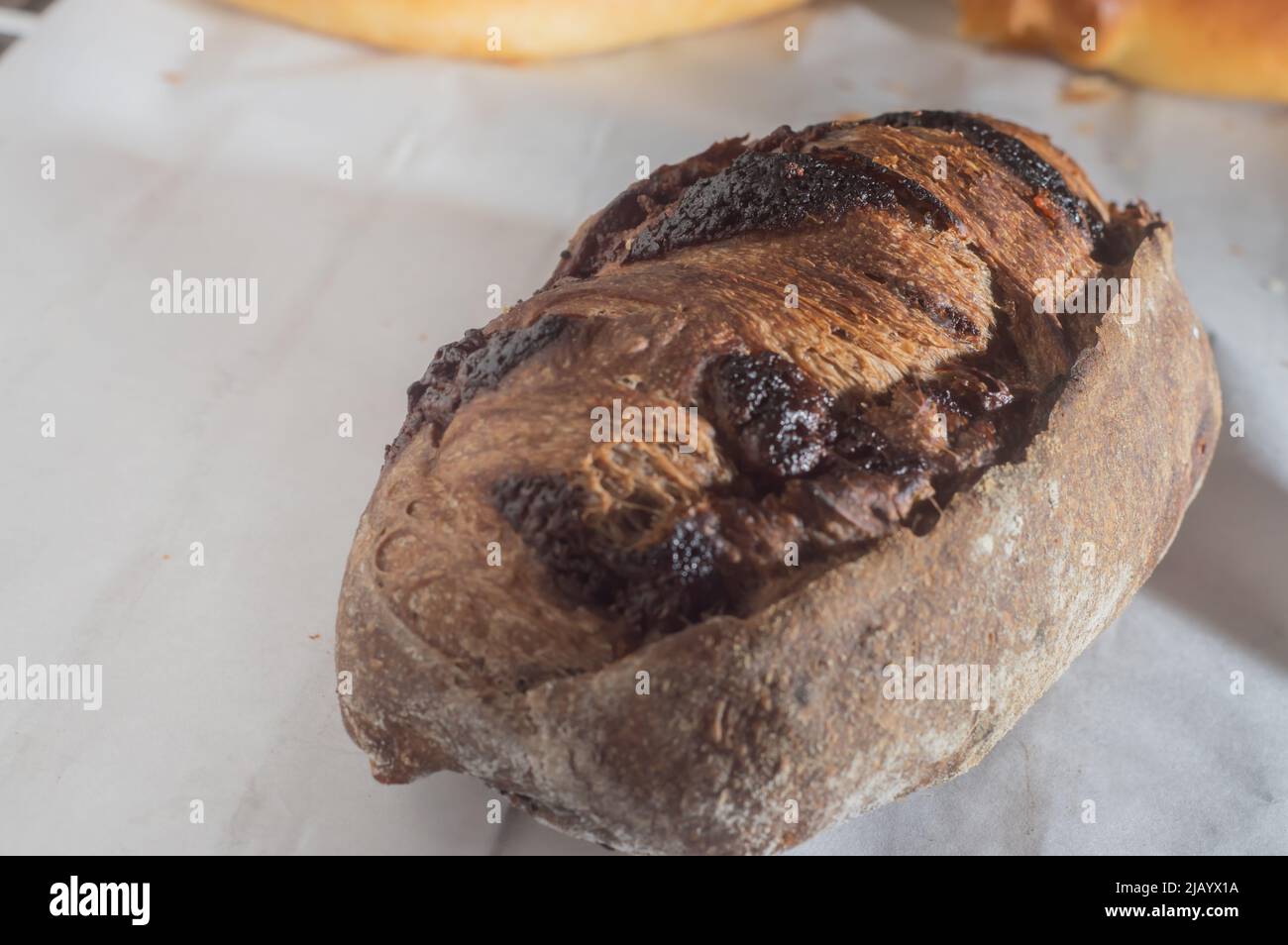 Pain de chocolat français, pain de cacao cuit avec zeste d'orange et placé ensemble sur une étagère. Banque D'Images