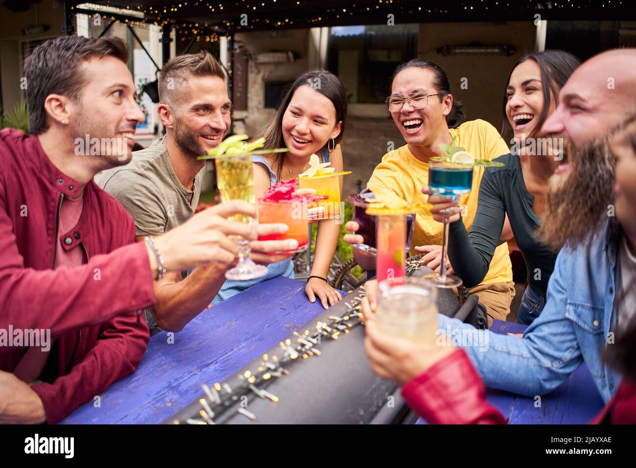 Les jeunes sont en santé et s'amusent. Groupe d'amis heureux de boire et de toaster des cocktails à la brasserie bar terrasse pub. Banque D'Images