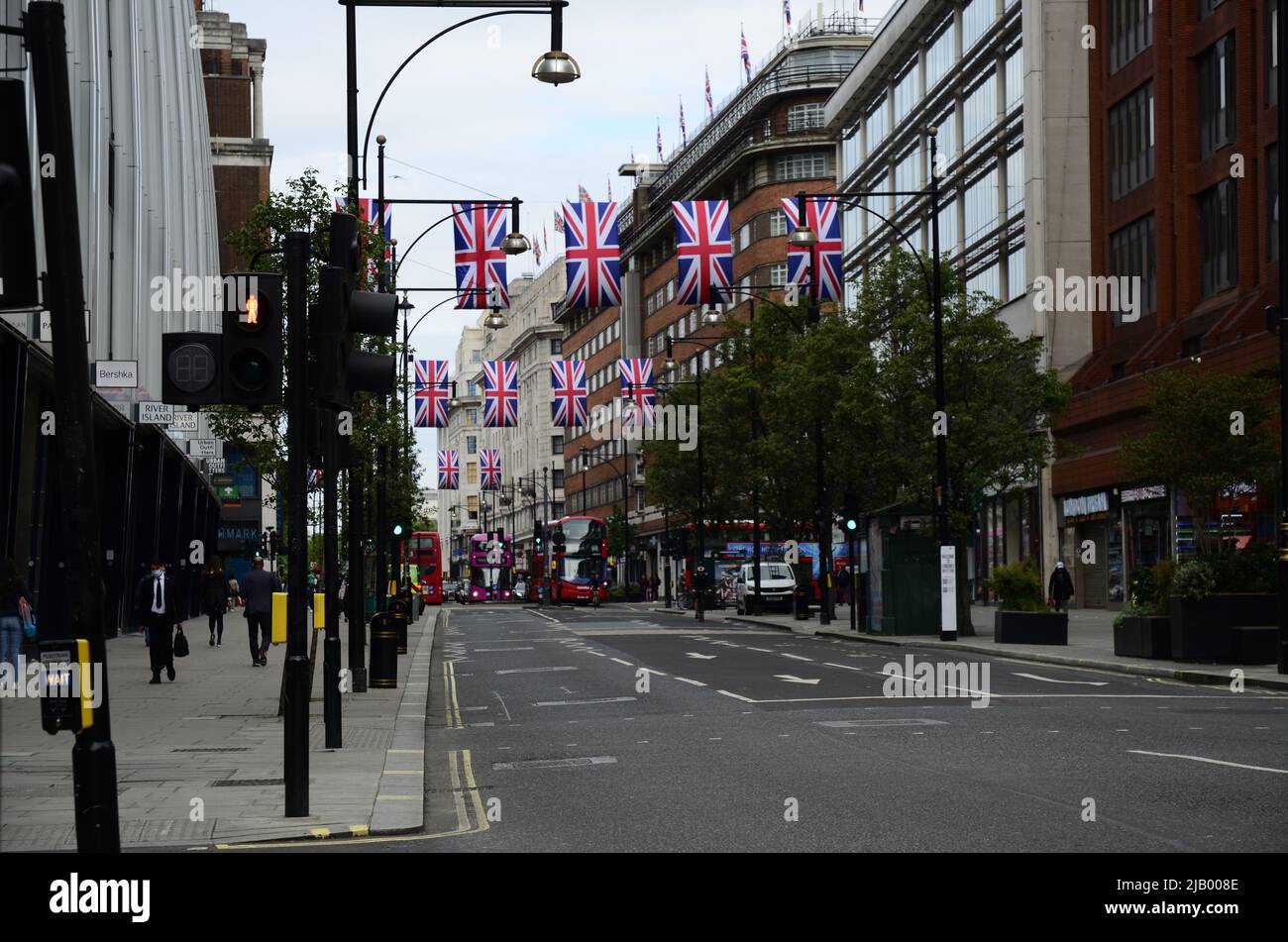 Londres City, Royaume-Uni -1 juin 2022: Londres, Bond décoration drapeau de rue. Drapeaux britanniques suspendus dans les rues de Londres. Décoration extérieure triangulaire drapeau Union Jack Banque D'Images