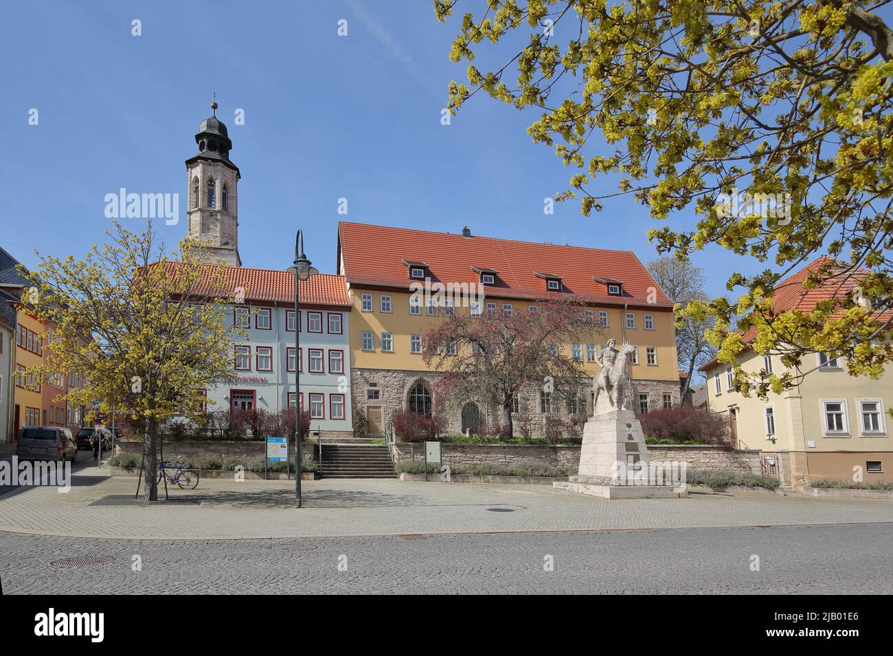 Augustinerplatz avec le monument Uhlan et le musée de la ville de Bad Langensalza, Thuringe, Allemagne Banque D'Images