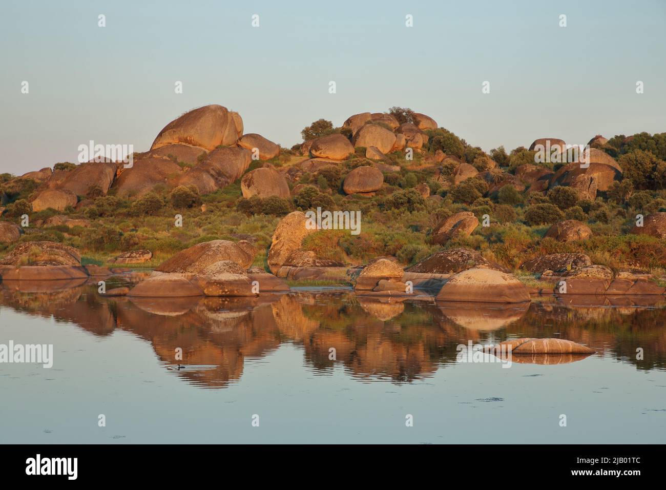 Réflexion de formations rocheuses dans le lac au calme, Extremadura, Panien Banque D'Images