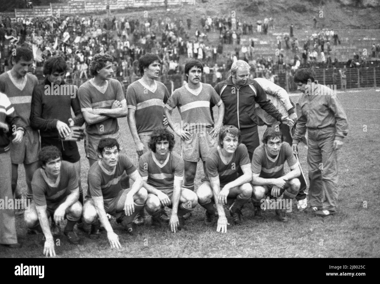 L'équipe roumaine de football (soccer) 'Progressul Bucuresti', avec les entraîneurs Viorel Mateianu et Dumitru Baboie, environ 1975 Banque D'Images