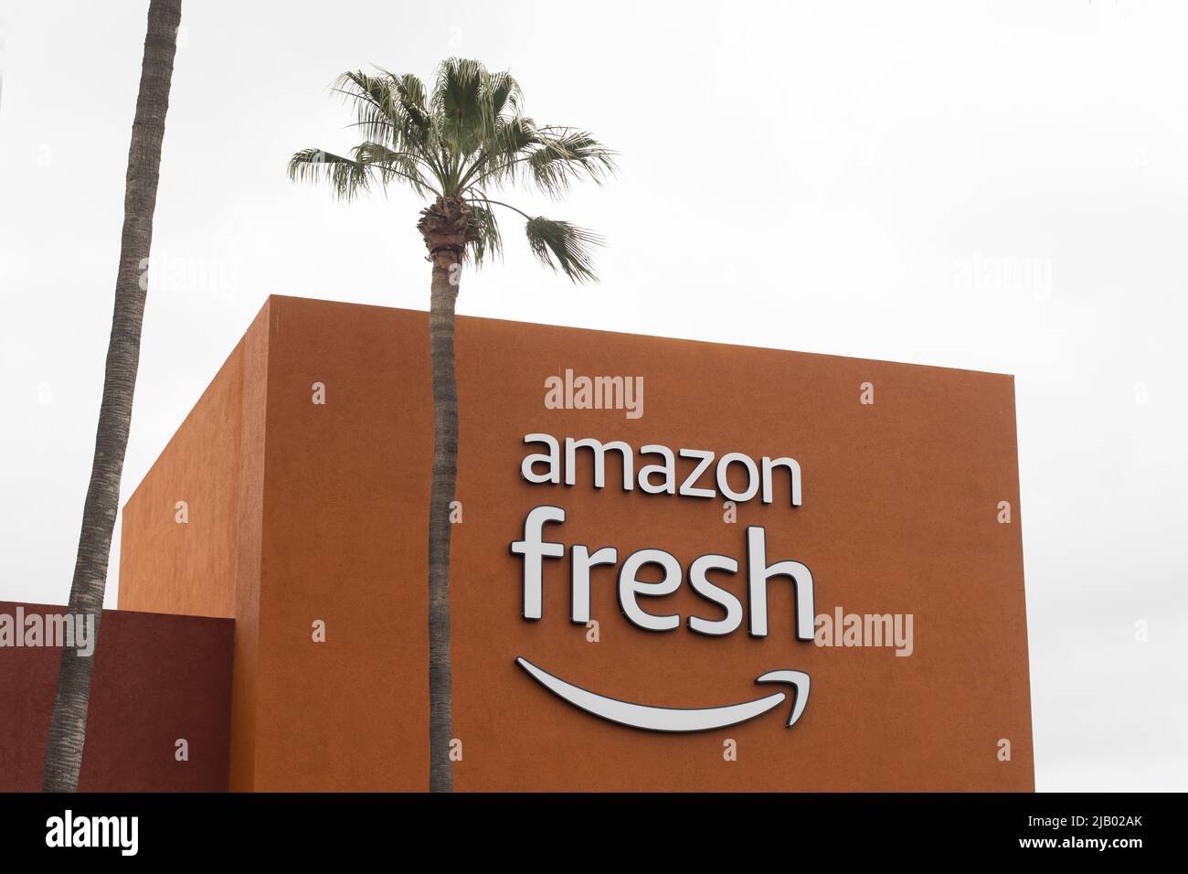 Gros plan du logo Amazon Fresh vu dans une épicerie Amazon Fresh à Irvine, Californie, le dimanche, 8 mai 2022. Banque D'Images