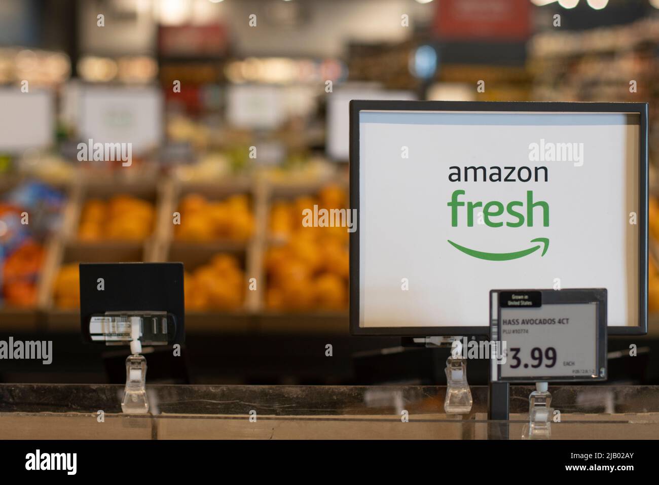 Gros plan de l'affiche Amazon Fresh vue à l'intérieur d'une épicerie Amazon Fresh à Irvine, Californie, le dimanche, 8 mai 2022. Banque D'Images