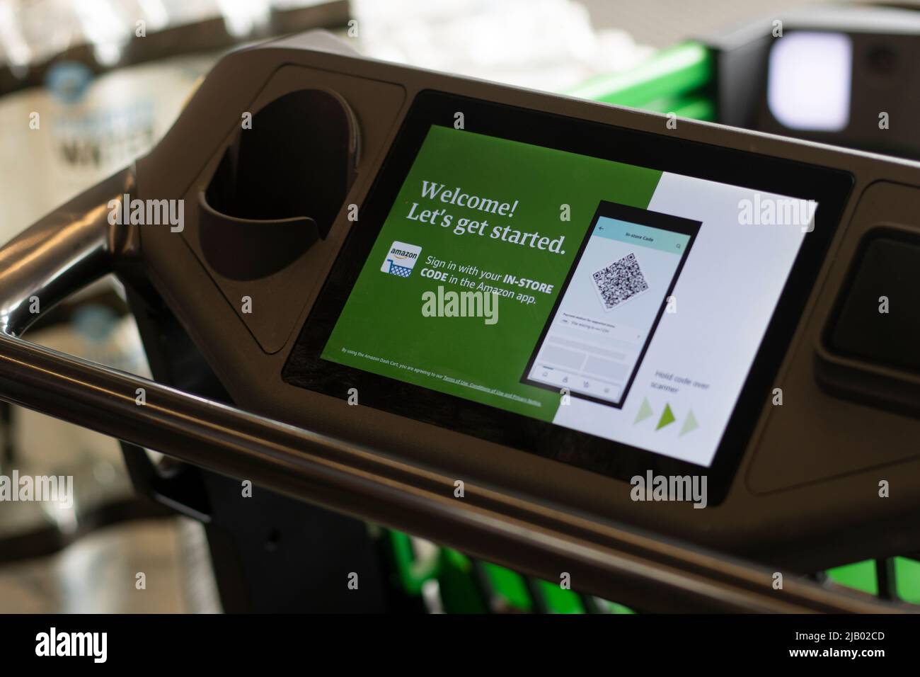 Gros plan de l'écran tactile d'un chariot Amazon Dash dans une épicerie fraîche d'Amazon à Irvine, Californie, vu dimanche, 8 mai 2022. Le Smart Cart... Banque D'Images