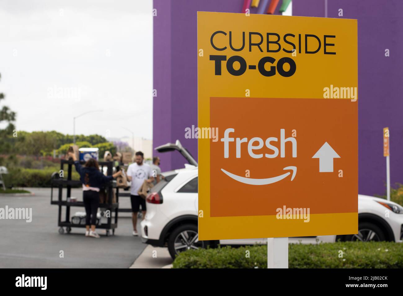 Panneau de direction à emporter sur le trottoir dans un parking à l'extérieur d'une épicerie fraîche Amazon à Irvine, Californie, vu dimanche, 8 mai 2022. Banque D'Images