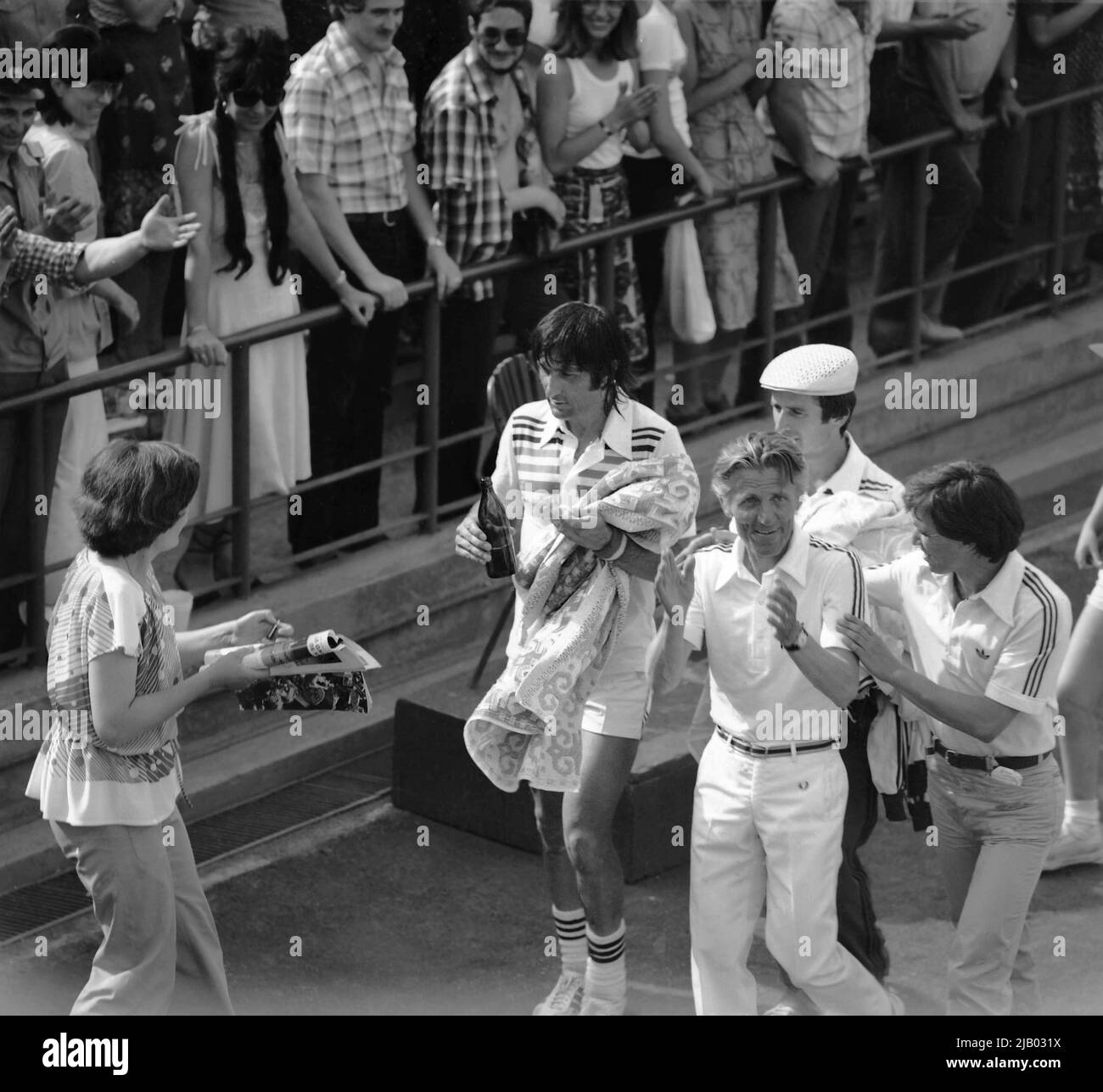 Bucarest, Roumanie, 1979. Entraîneur Gheorghe Viziru et joueur Ilie Nastase (à gauche), à la fin d'un match contre la Suède dans le tournoi de tennis de la coupe Davis. Banque D'Images