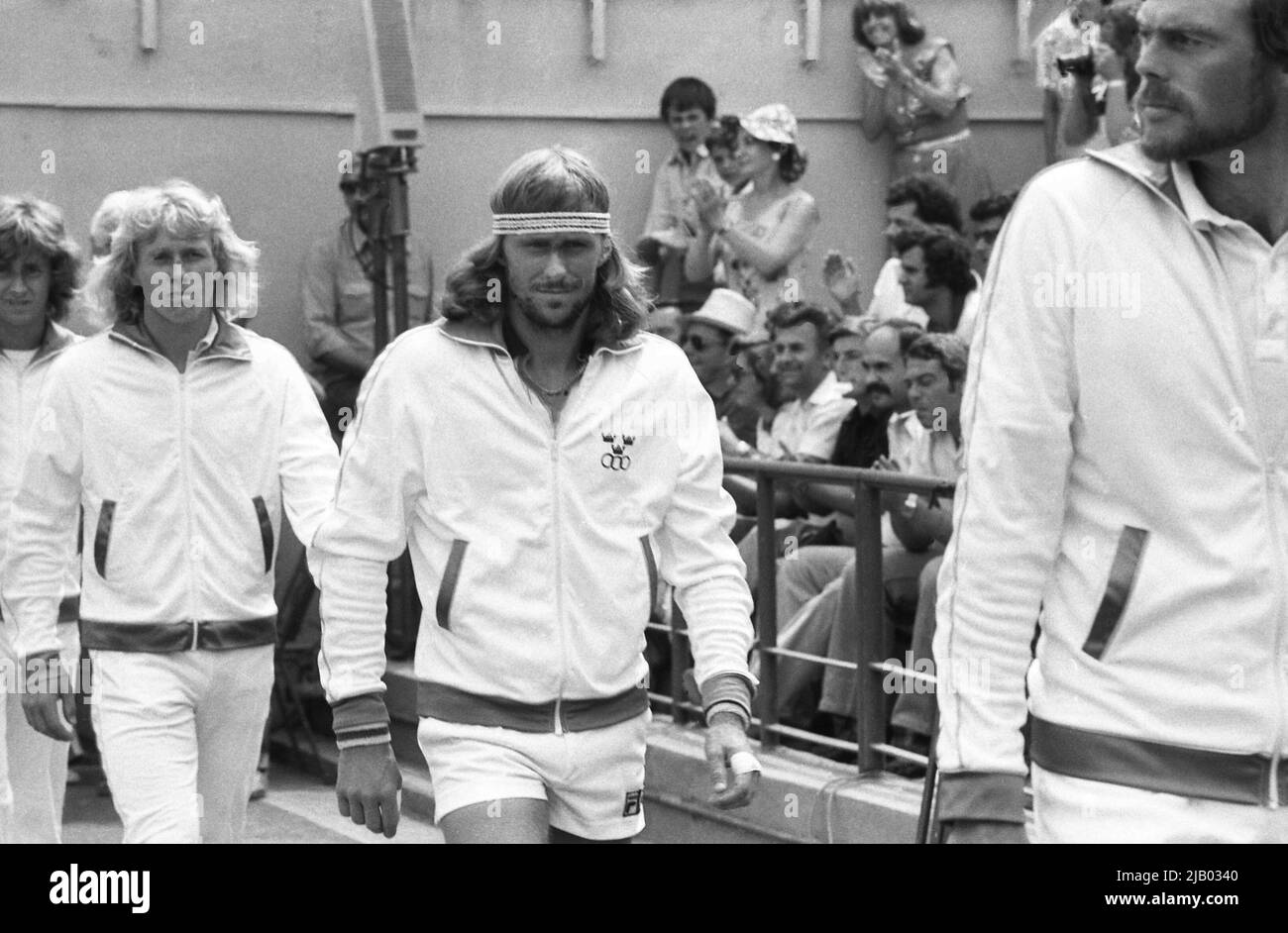 Bucarest, Roumanie, 1979. L'équipe suédoise entre dans l'arène pour un match contre la Roumanie dans le tournoi de tennis de la coupe Davis. Deuxième à droite, le célèbre joueur Bjorn Borg. Banque D'Images