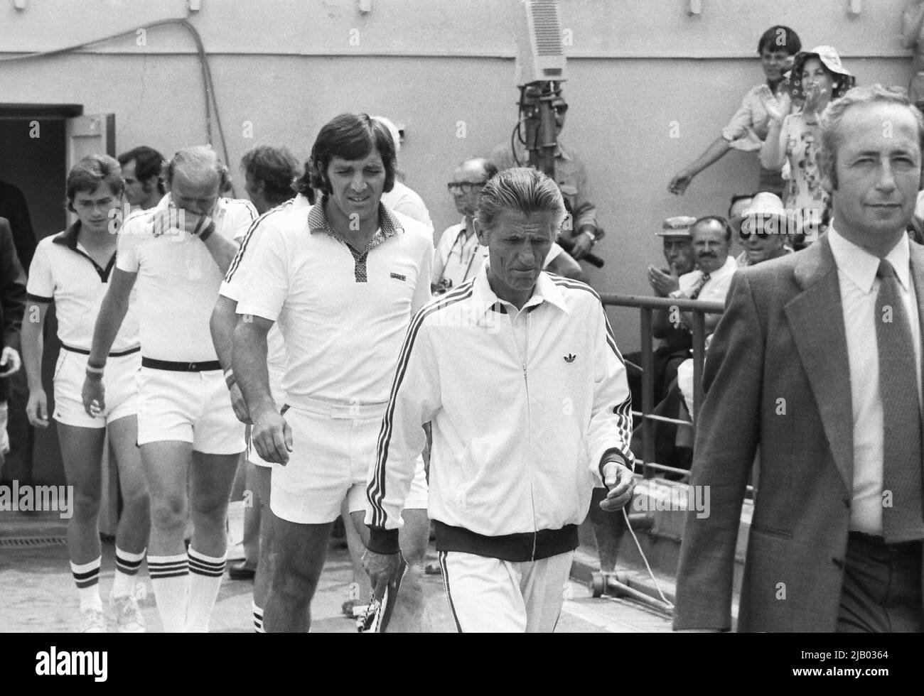 Bucarest, Roumanie, 1979. L'équipe roumaine entre dans l'arène pour un match contre la Suède dans le tournoi de tennis de la coupe Davis. Deuxième à partir de la droite, l'entraîneur Gheorghe Viziru, suivi des joueurs Dimitru Haradau, Ilie Nastase (non visible), Traian Marcu et Marian Marza. Banque D'Images