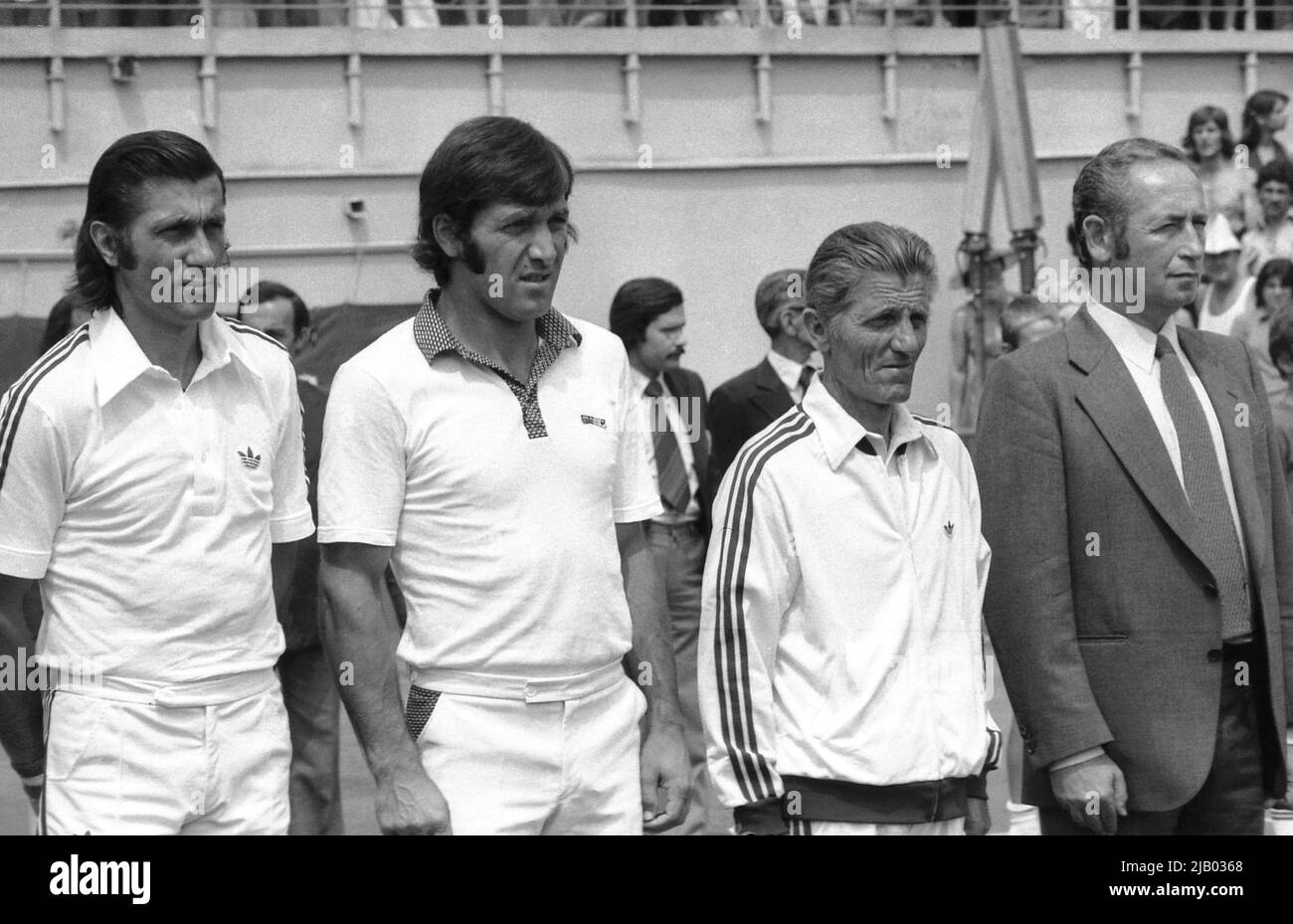 Bucarest, Roumanie, 1979. L'équipe roumaine dans l'arène pour un match contre la Suède dans le tournoi de tennis de la coupe Davis. Joueurs Ilie Nastase, Dimitru Haradau, entraîneur Gheorghe Viziru. Banque D'Images