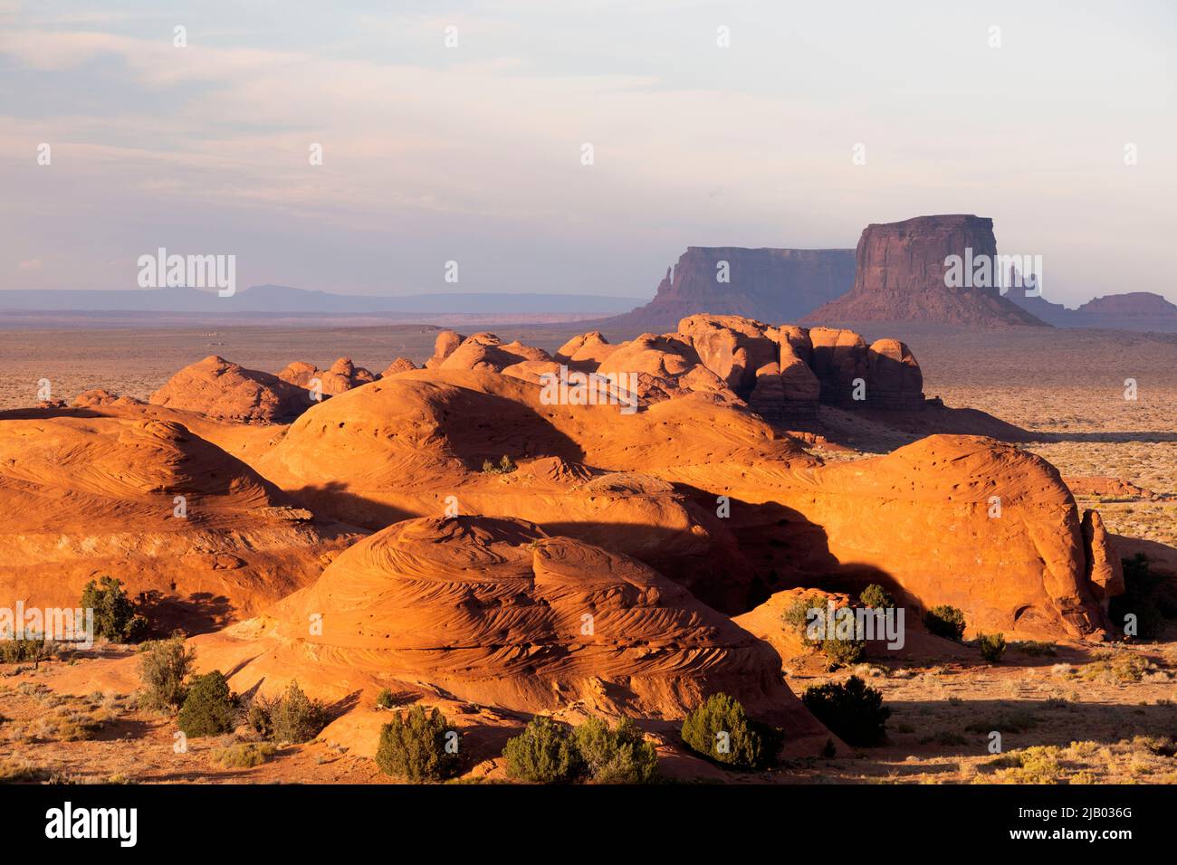 AZ00431-00....ARIZONA -buttes de grès dans le parc tribal de Monument Valley Navajo. Banque D'Images