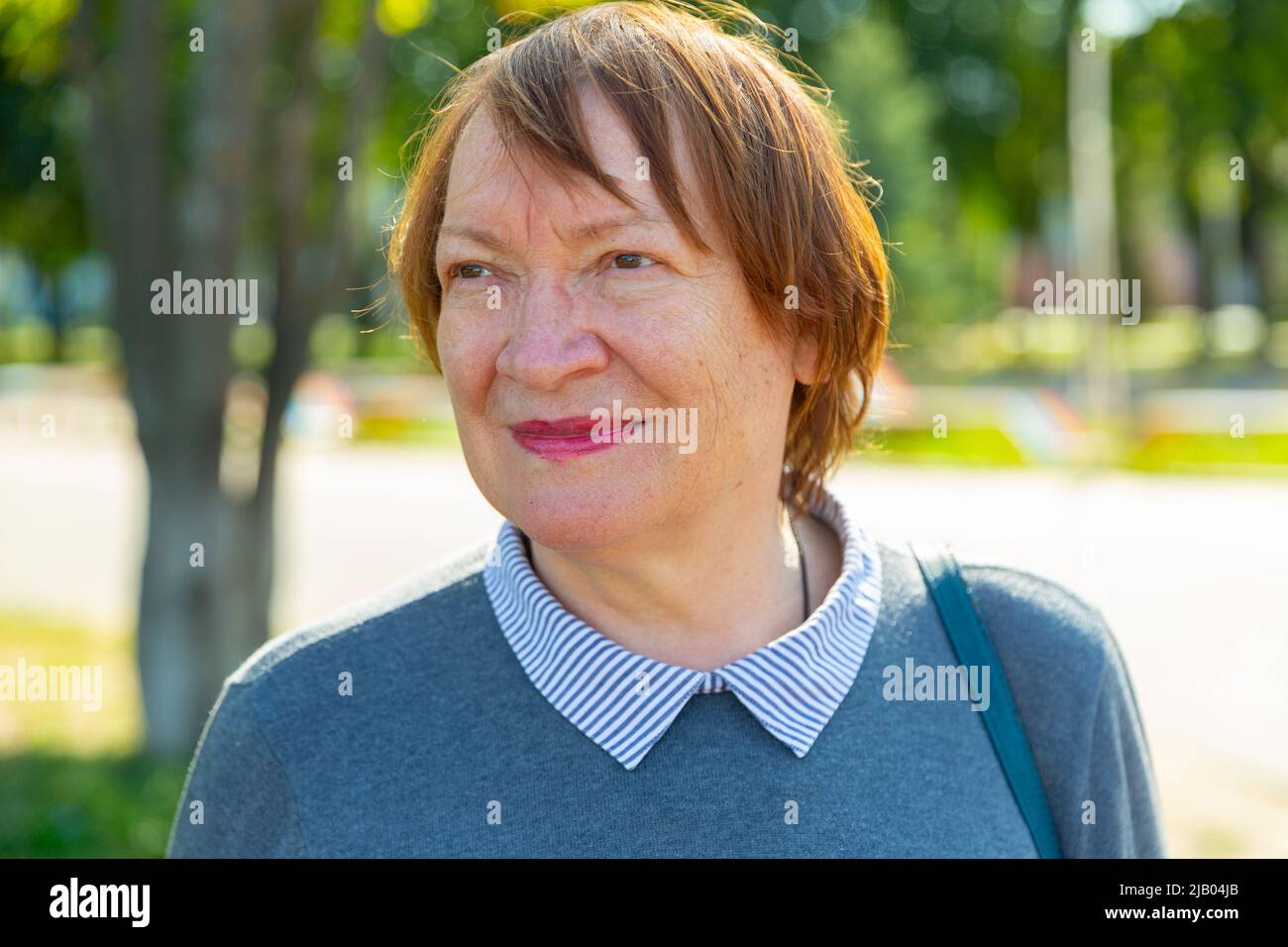 Portrait d'une femme mature positive debout à l'extérieur Banque D'Images
