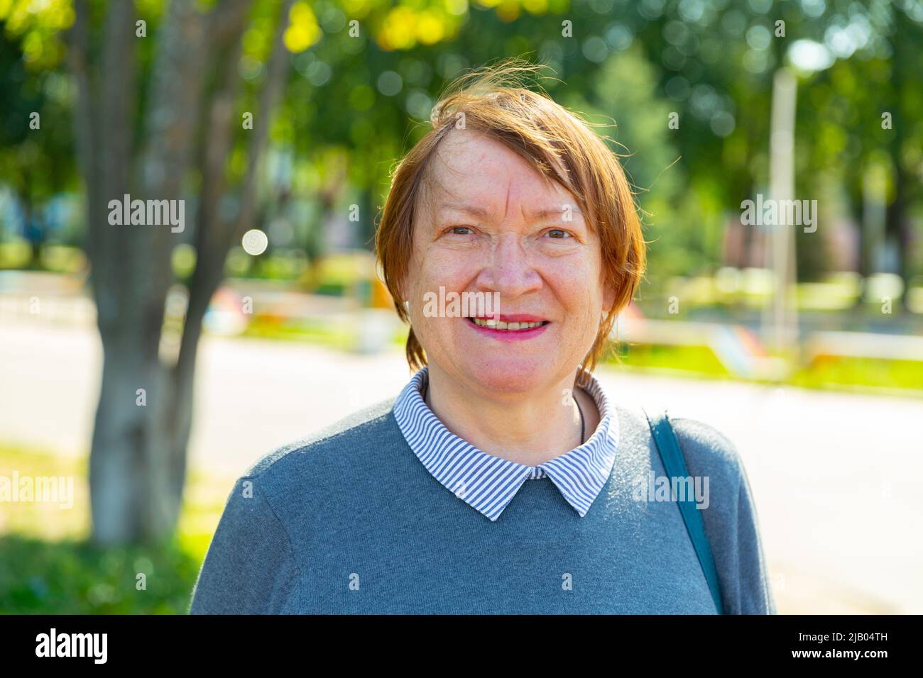 Portrait d'une femme mature positive debout à l'extérieur Banque D'Images