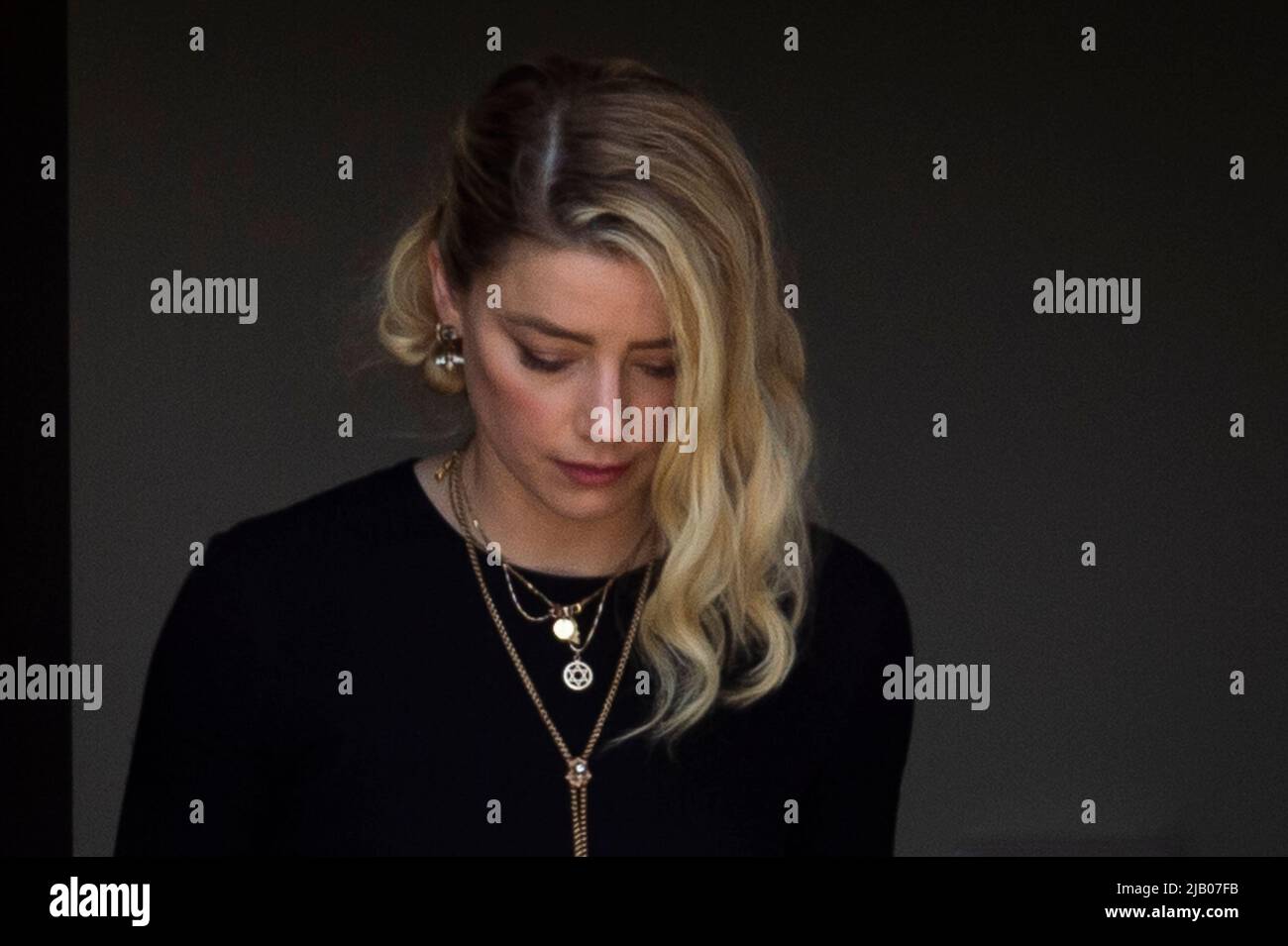 L'actrice Amber Heard quitte le palais de justice du comté de Fairfax à la suite des verdicts de son procès contre Johnny Depp à Fairfax, Virginie, mercredi, 1 juin 2022. Crédit : Rod Lamkey/CNP/MediaPunch Banque D'Images