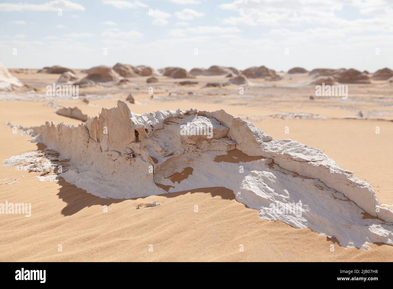 Cette photo a été prise en Égypte dans le désert blanc, et c'est une photo distinctive qui montre l'une des roches blanches étonnantes, qui est distingué Banque D'Images