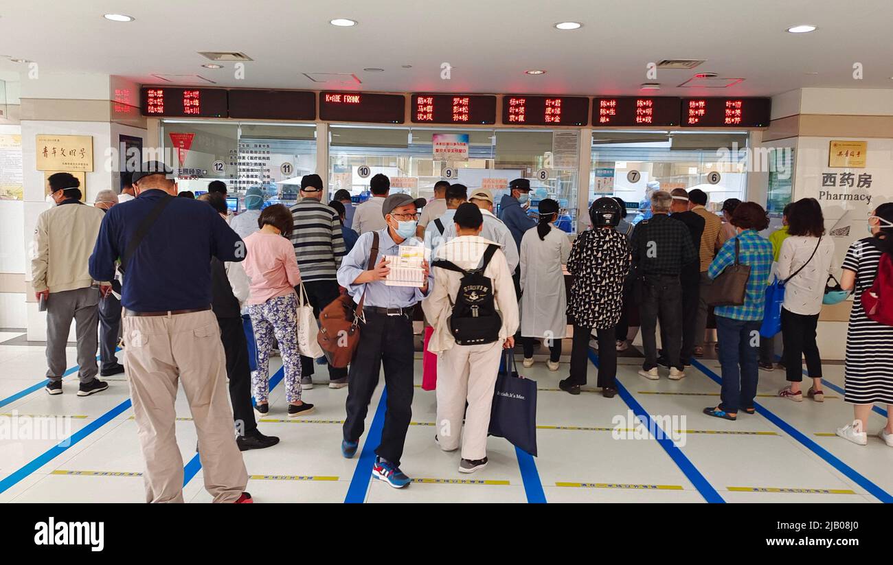 SHANGHAI, CHINE - 1 JUIN 2022 - les citoyens voient un médecin dans une clinique externe de l'hôpital de Zhongshan affilié à l'université de Fudan à Shanghai, Chine Banque D'Images