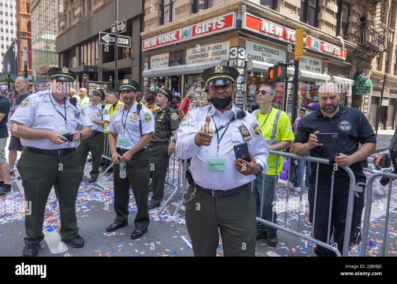 NEW YORK, New York – 7 juillet 2021 : les travailleurs de l'assainissement de la ville de New York regardent la parade des ticker Heroes de leur ville natale en hommage aux travailleurs essentiels. Banque D'Images