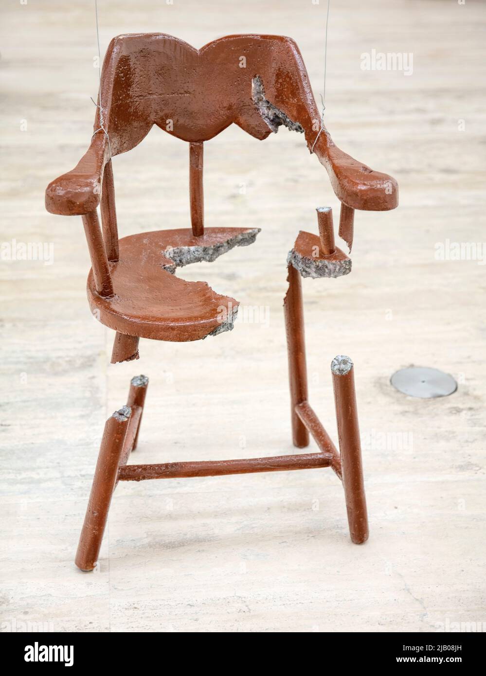 Œuvre de chaise fragmentée de l'artiste conceptuel suisse Urs Fischer au Jumex Museum of Contemporary Art, Polanco, Mexico, Mexique Banque D'Images