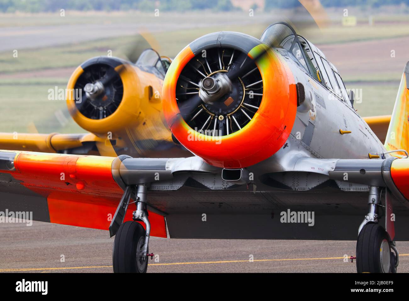 Avion Aerobatic classique à l'aéroport avec moteurs en marche Banque D'Images