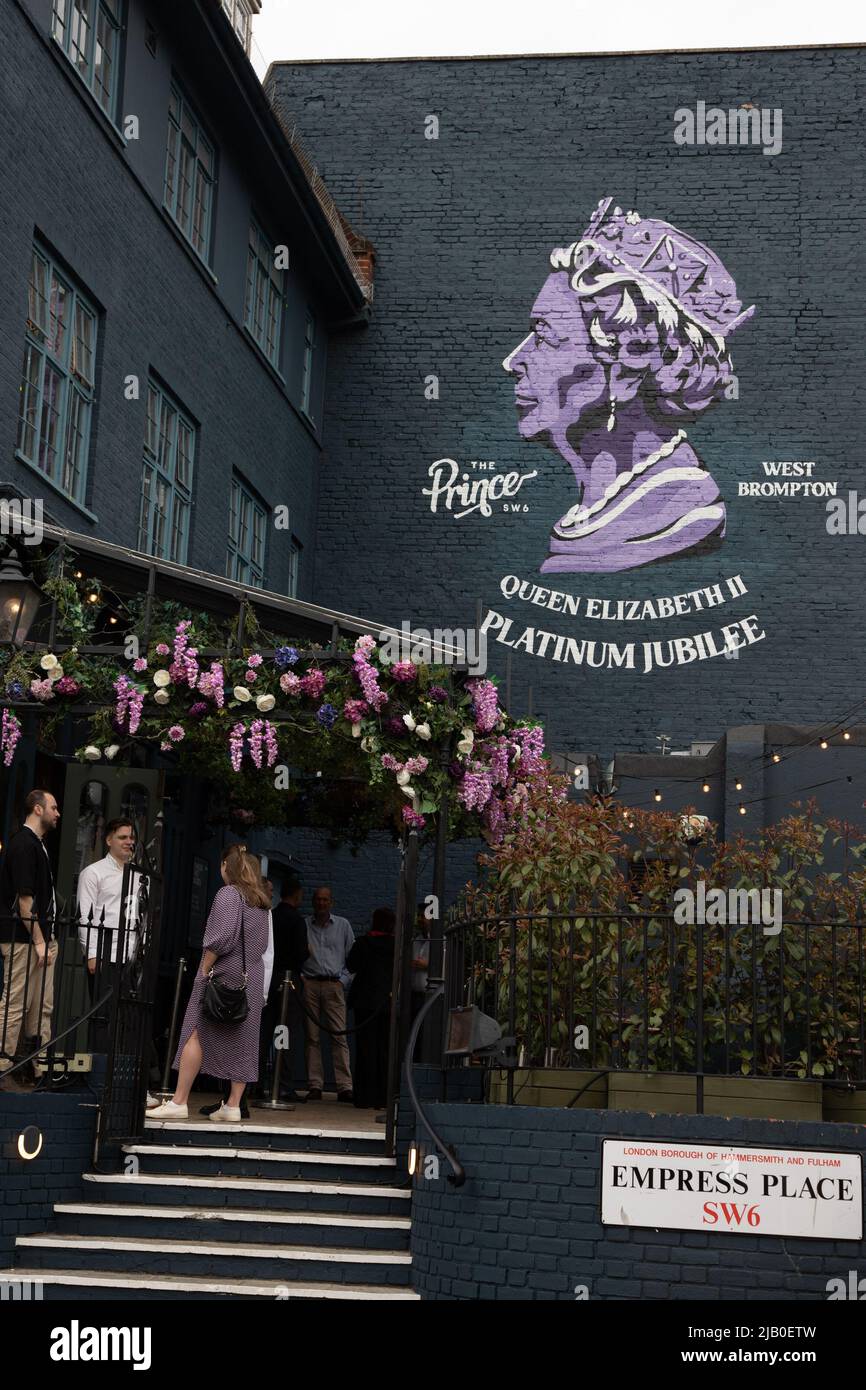 Londres, Royaume-Uni. IST juin 2022. Un portrait de la Reine a été peint sur un pub pour souligner le Jubilé de platine de sa Majesté. Credit: Kiki Streitberger / Alamy Live News Banque D'Images