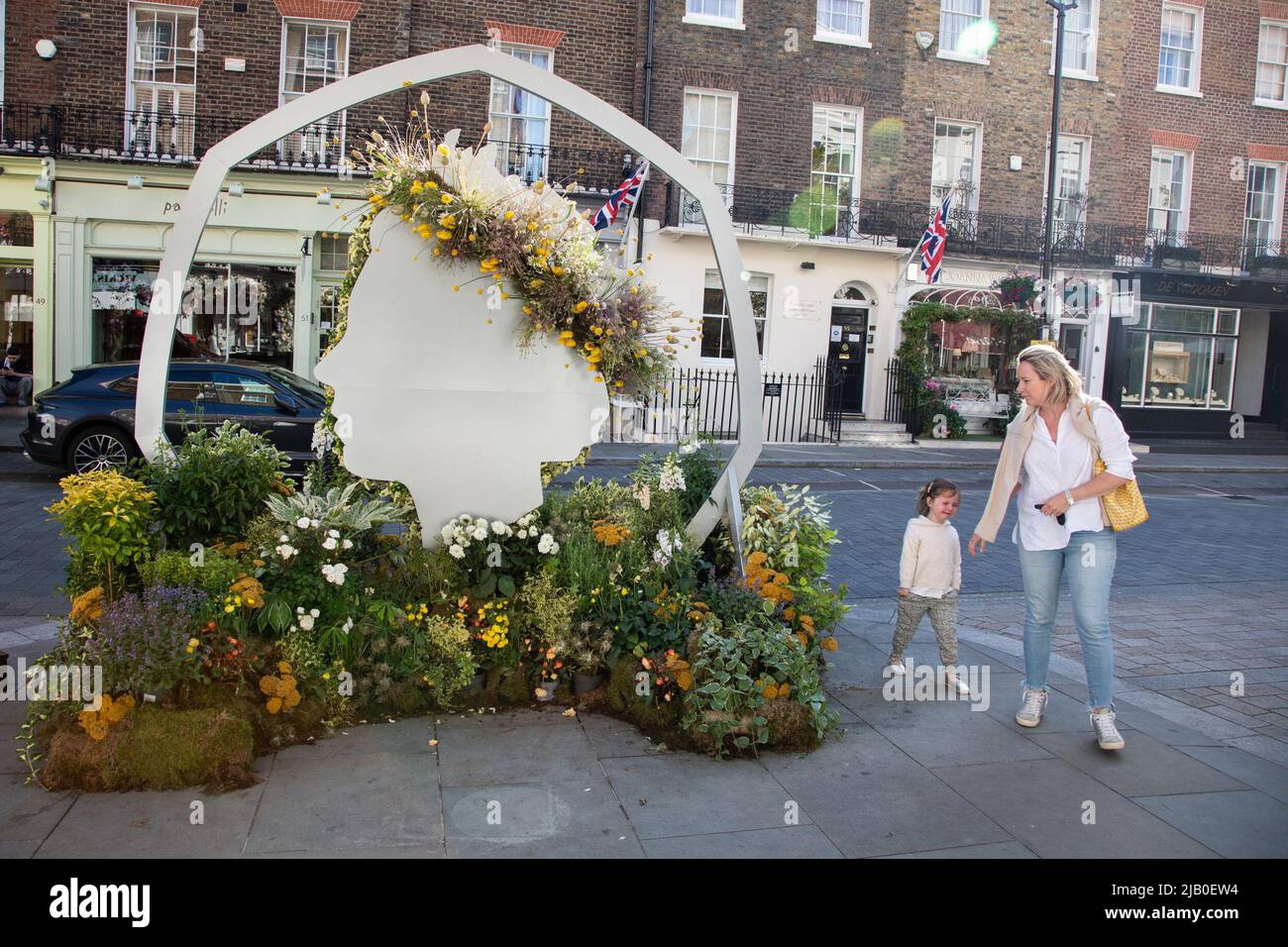 Londres, Royaume-Uni. IST juin 2022. Une mère et un enfant marchent devant une silhouette de la Reine qui a été mise en place pour marquer le Jubilé de platine de la Reine. Credit: Kiki Streitberger / Alamy Live News Banque D'Images