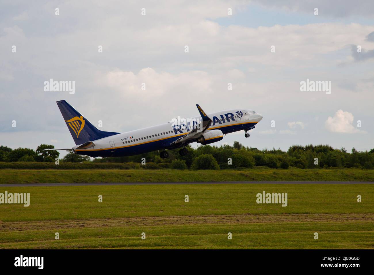 Décollage de l'avion Ryanair à l'aéroport de Manchester Banque D'Images