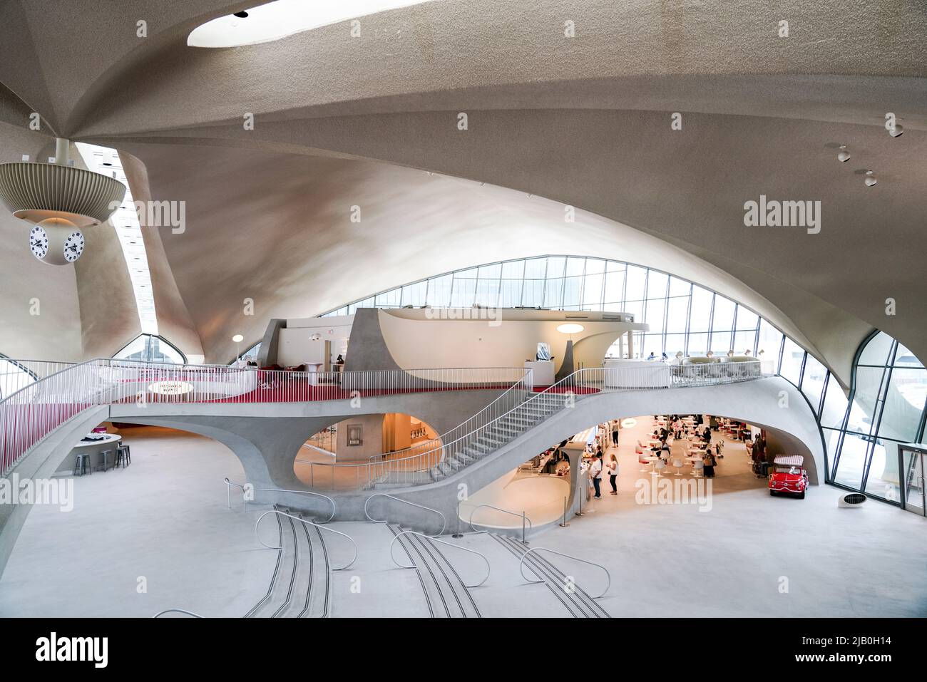 New York, TWA Hotel dans le terminal Trans World Airlines désutilisé et réaffecté, à l'aéroport JFK, conçu à l'origine par Eero Saarinen en 1960s. Banque D'Images