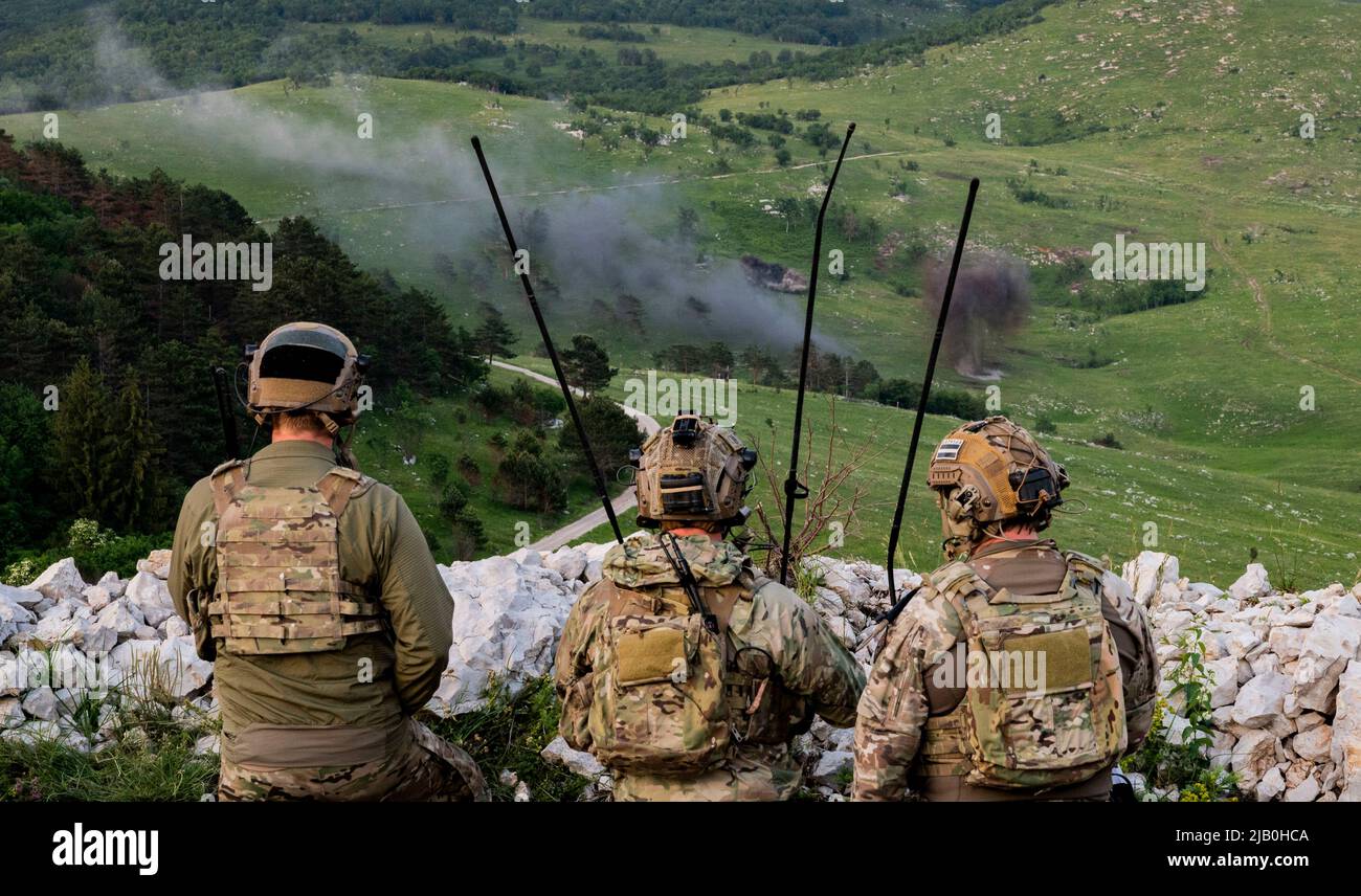 Les opérateurs de tactiques spéciales de la Force aérienne des États-Unis et un contrôleur d'attaque de terminal conjoint letton appellent un soutien aérien étroit d'un Harrier AV-8 espagnol lors de la grève Adriatique 2022, en Slovénie, au 31 mai 2022. Adriatic Strike est un exercice conjoint de contrôleur d'attaque de terminal dirigé par la Slovénie, auquel ont participé plus de 650 participants de 26 pays alliés et partenaires afin d'améliorer l'interopérabilité et les capacités combinées. (É.-U. Photo de la Force aérienne par le sergent d'état-major. Izabella Workman) Banque D'Images