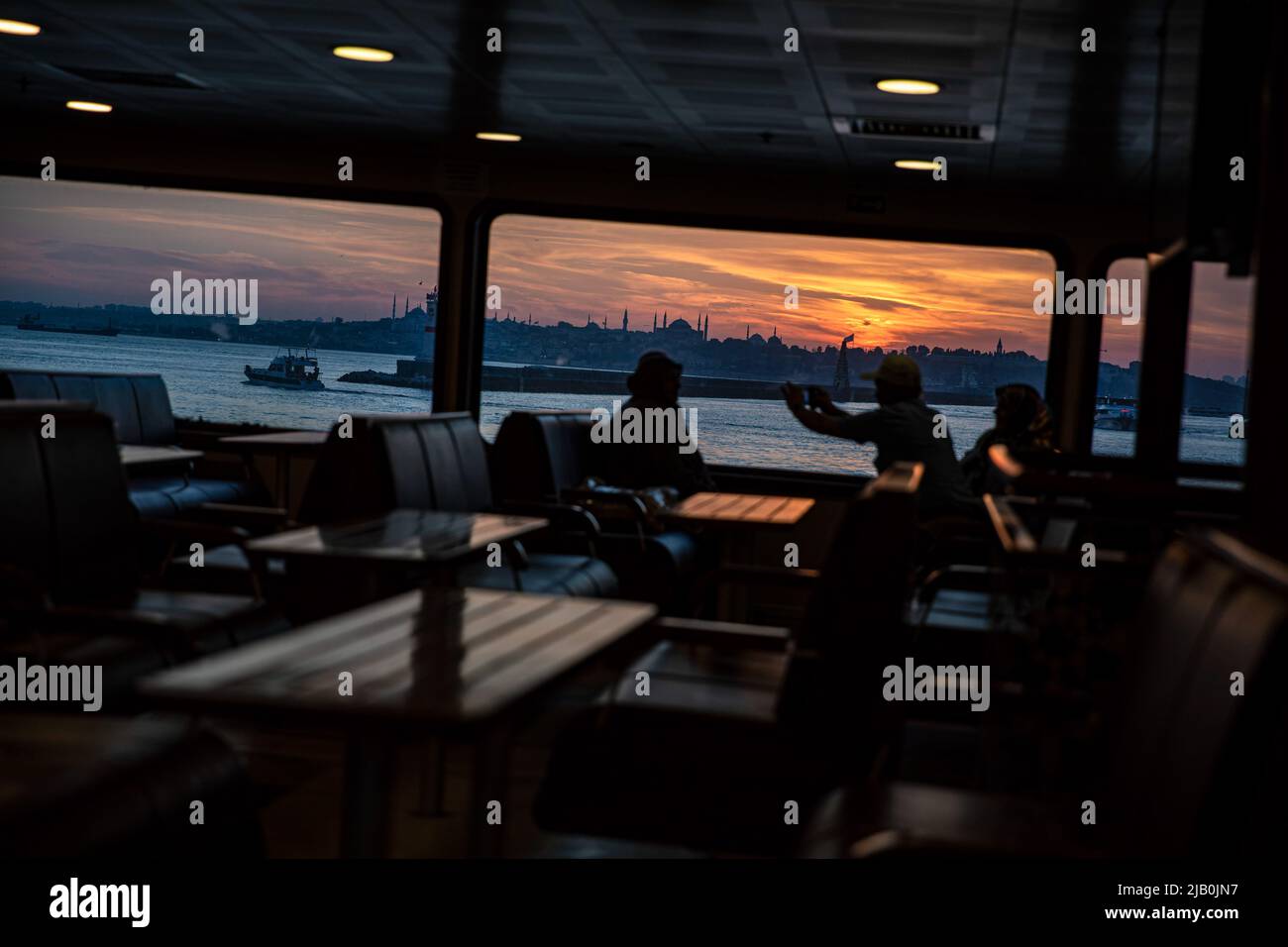 Istanbul, Turquie. 01st juin 2022. Silhouette des passagers assis sur les lignes de ferry de la ville et de la gare de Haydarpasa en arrière-plan. Le coucher du soleil à Istanbul dans la soirée a créé des images spectaculaires dans le ciel. Crédit : SOPA Images Limited/Alamy Live News Banque D'Images