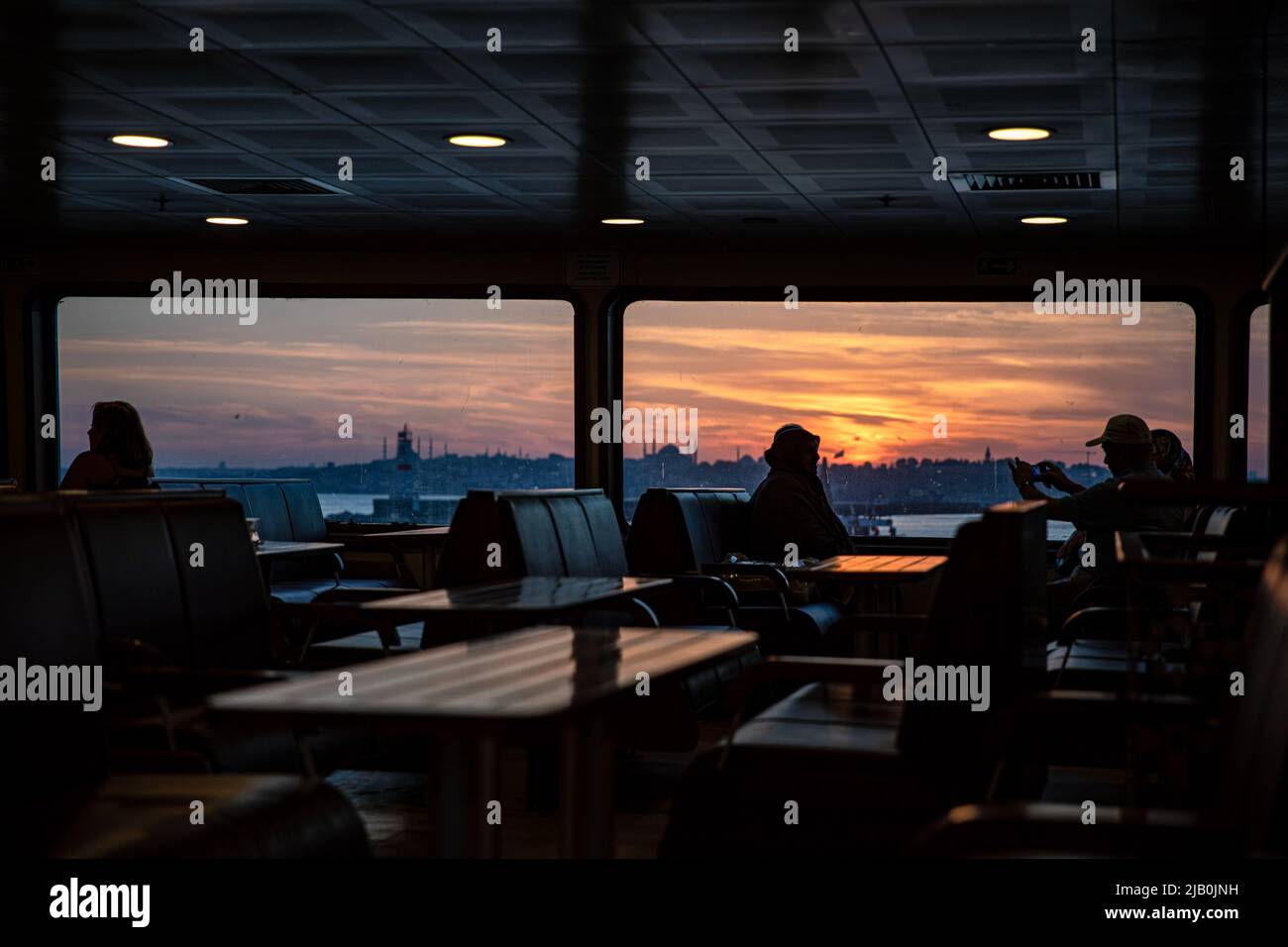 Istanbul, Turquie. 01st juin 2022. Silhouette des passagers assis sur les lignes de ferry de la ville et de la gare de Haydarpasa en arrière-plan. Le coucher du soleil à Istanbul dans la soirée a créé des images spectaculaires dans le ciel. Crédit : SOPA Images Limited/Alamy Live News Banque D'Images
