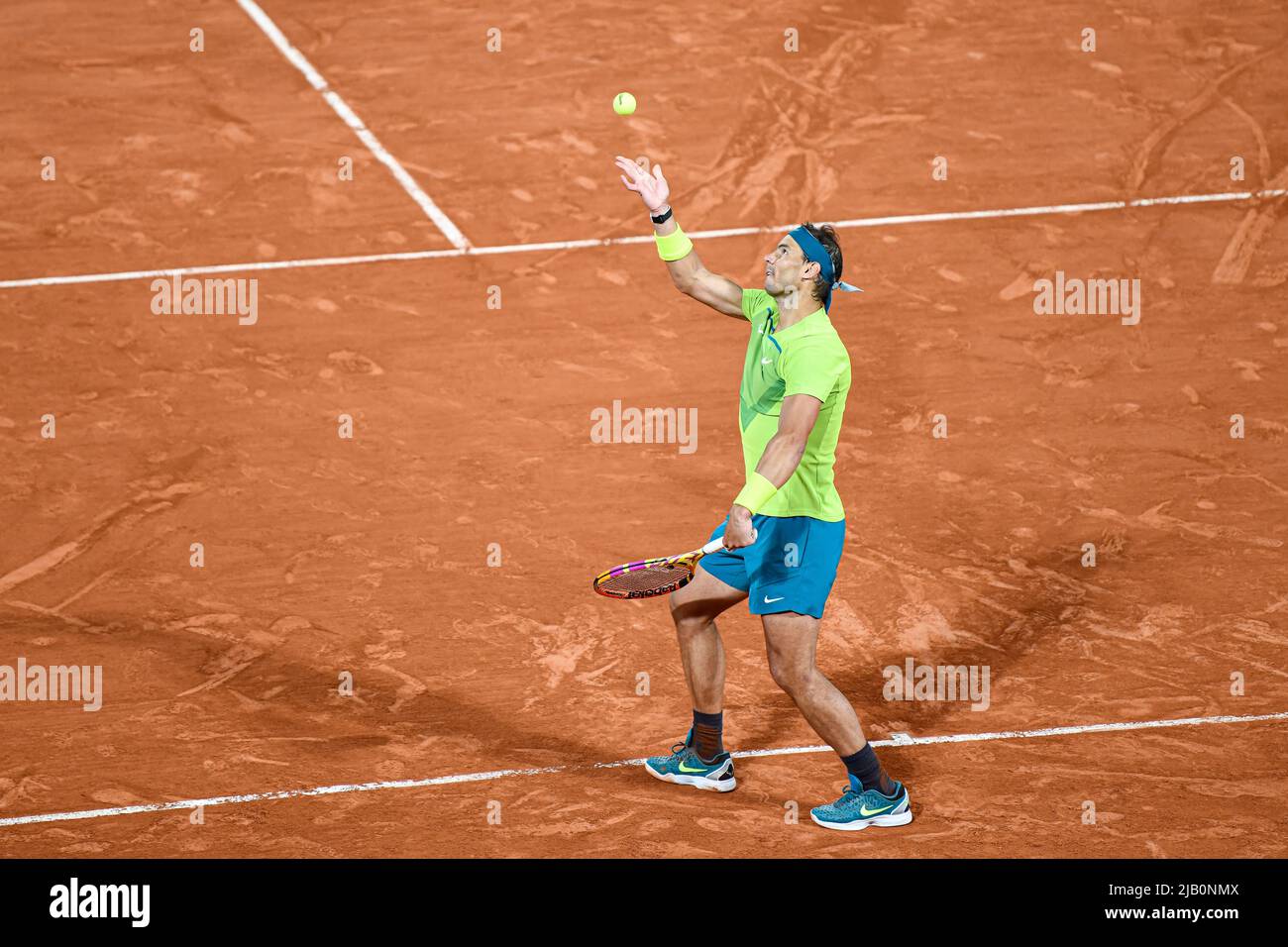 Paris, France. 01st juin 2022. Rafael Nadal d'Espagne sert pendant la  demi-finale de l'Open de France contre Novak Djokovic, Grand tournoi de  tennis de Slam sur 31 mai 2022 au stade Roland-Garros
