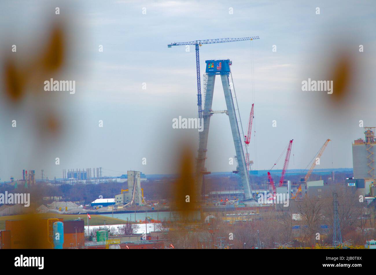 Photo de la construction du pont Gordie Howe depuis le parc Malden avec des cuillères à café sauvages en arrière-plan. Vue sur Windsor et Detroit. Banque D'Images