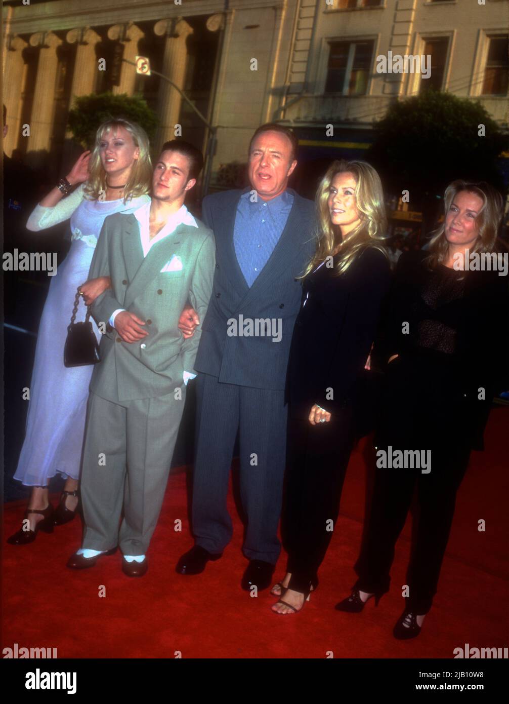 Hollywood, Californie, États-Unis 11th juin 1996 modèle Kimberly Stewart, acteur Scott Caan, acteur père James Caan et épouse Linda Stokes assistent à la présentation de Warner Bros. Images 'Eraser' première au Mann's Chinese Theatre on 11 juin 1996 à Hollywood, Californie, États-Unis. Photo par Barry King/Alay stock photo Banque D'Images