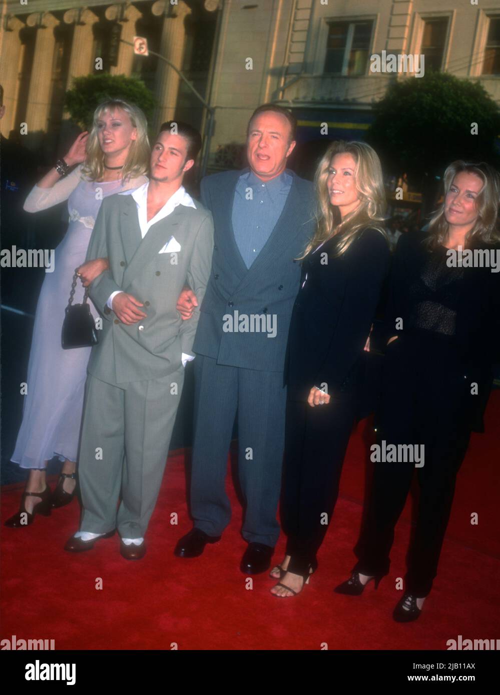 Hollywood, Californie, États-Unis 11th juin 1996 modèle Kimberly Stewart, acteur Scott Caan, acteur père James Caan et épouse Linda Stokes assistent à la présentation de Warner Bros. Images 'Eraser' première au Mann's Chinese Theatre on 11 juin 1996 à Hollywood, Californie, États-Unis. Photo par Barry King/Alay stock photo Banque D'Images