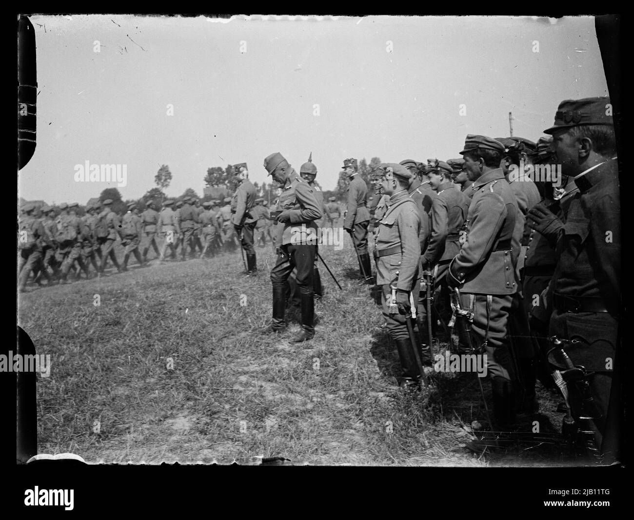 Examen des branches des légions polonaises à Czeremoszno par le général de l'armée allemande Friedrich von Bernhardi, DCA du Groupe opérationnel (Armeegruppe Bernhardi), qui a inclus en juillet 1916 les légions polonaises (VI). Avant des légions polonaises à Volhynia Janowski, Stanisław (1866 1942) Banque D'Images