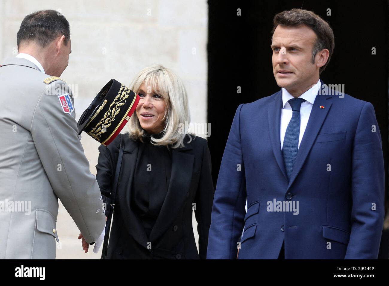 Le président Emmanuel Macron et son épouse Brigitte Macron assistent à une cérémonie en hommage à feu Françoise Rudetzki, chef de l'association SOS Attentats pour les victimes du terrorisme, au monument des Invalides à Paris sur 1 juin 2022. Françoise Rudetzki est décédée à l'âge de 73 ans sur 17 mai 2022. Photo de Stephane Lemouton/Pool/ABACAPRESS.COM Banque D'Images