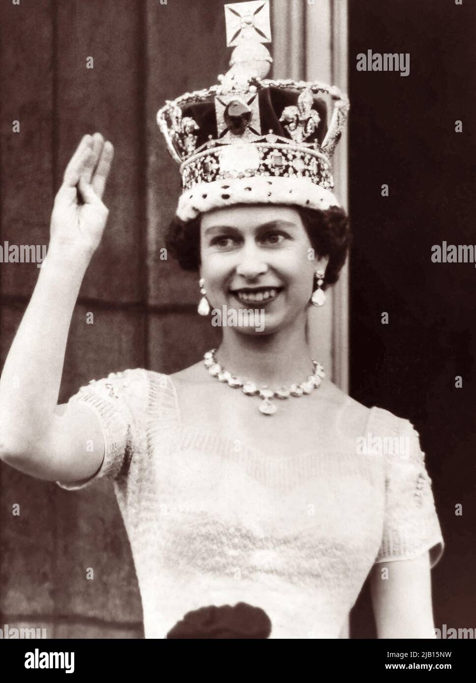 La reine Elizabeth II se défait du balcon du palais de Buckingham après son couronnement sur 2 juin 1953 à Londres, en Angleterre. Banque D'Images