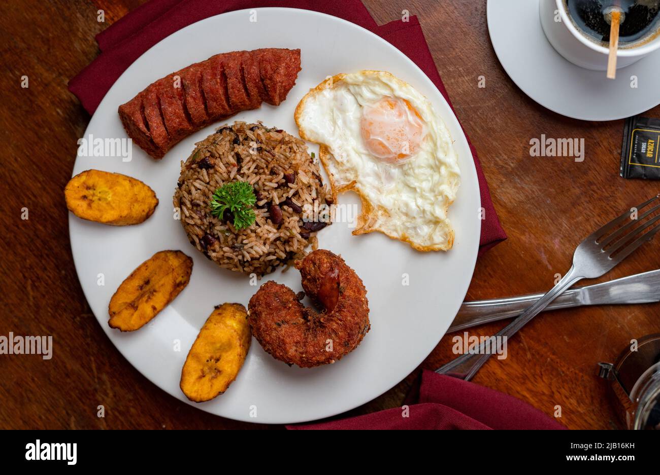 Délicieux petit déjeuner typique du Costa Rica avec café gallo pinto Banque D'Images