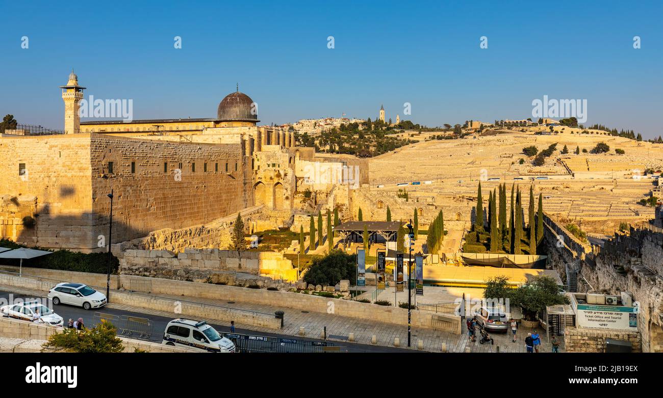 Jérusalem, Israël - 12 octobre 2017 : Panorama du Mont des oliviers sur le mur sud du Mont du Temple et de la mosquée Al Aqsa et de la porte Dung à Jérusalem Banque D'Images