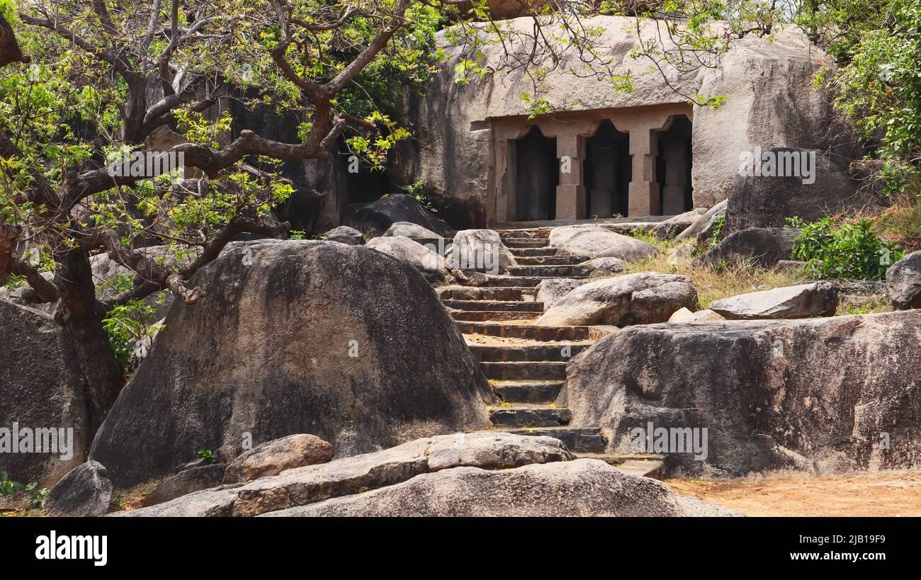 Grotte ancienne près d'Arjuna Penance, Mahabalipuram, Tamilnadu, Inde Banque D'Images