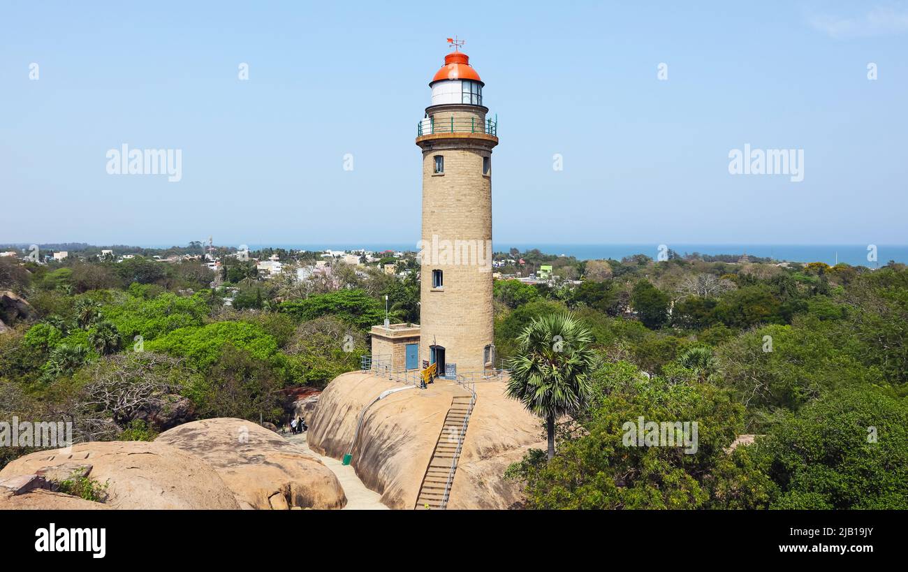 INDE, TAMILNADU, MAHABALIPURAM, mars 2022, Tourist at Lighthouse, Vue depuis le temple d'Olakannesvara Banque D'Images