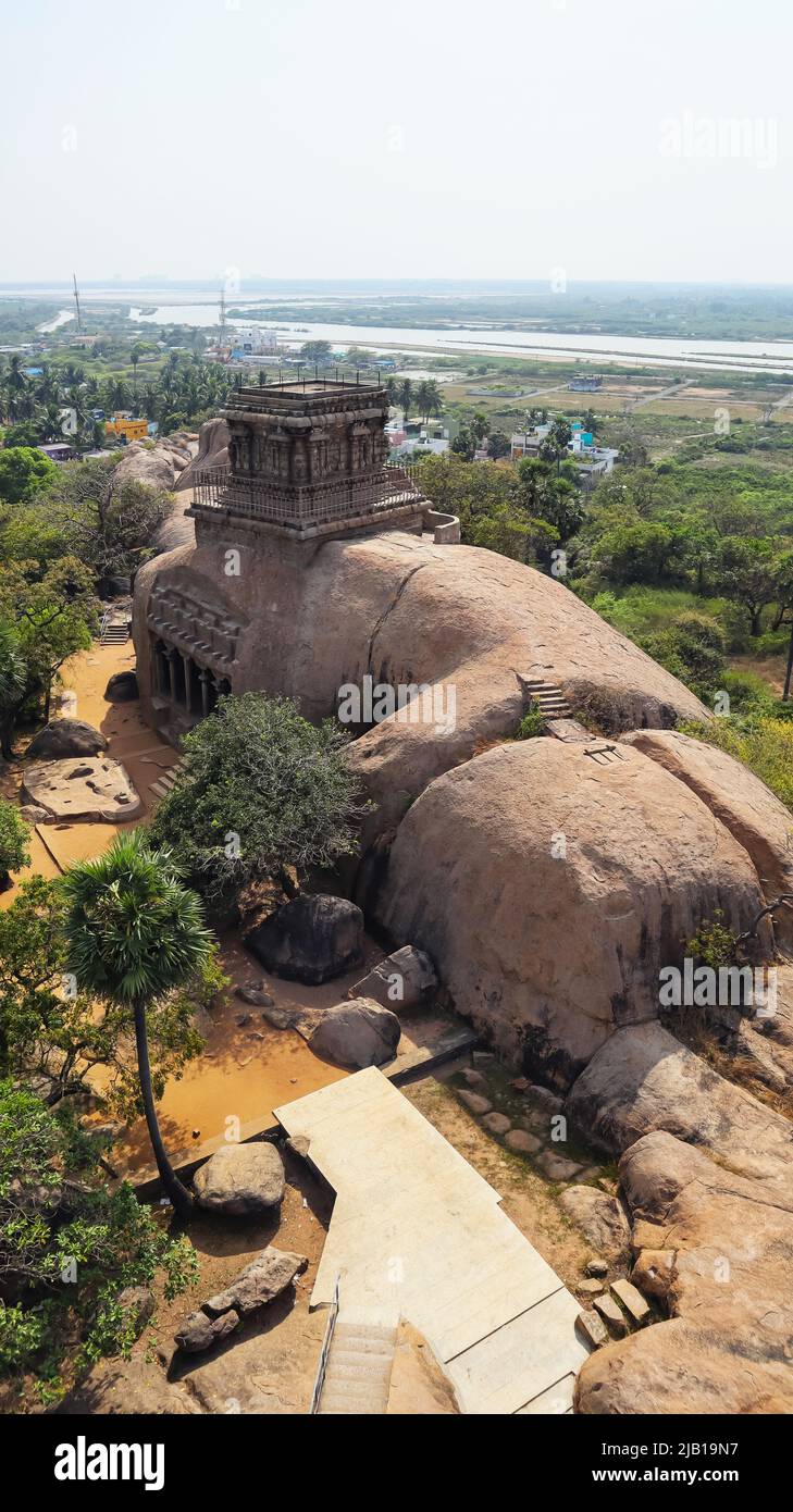Vue sur le temple d'Olakannesvara depuis le sommet d'un phare, Mahabalipuram, Tamilnadu, Inde Banque D'Images