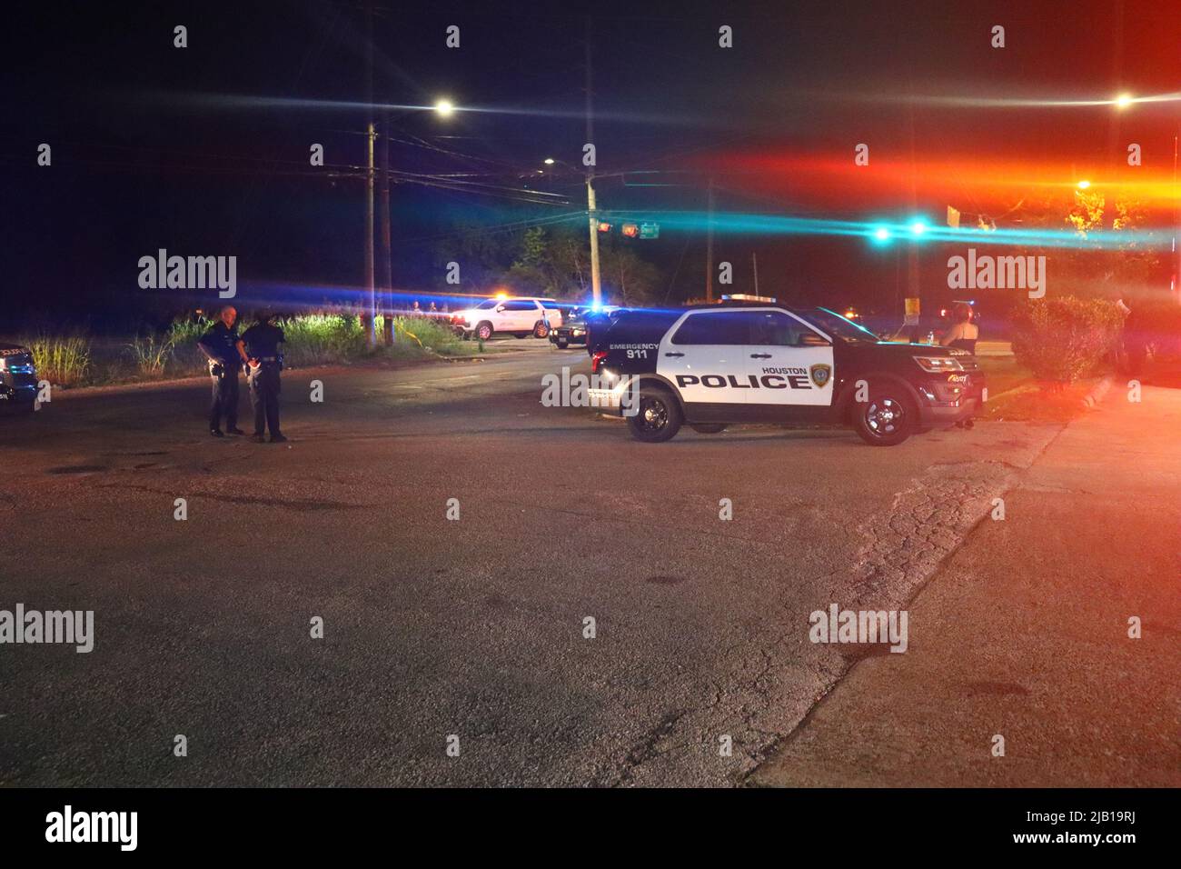 Houston, Texas, États-Unis. La police de Houston a ouvert une enquête après un accident mortel s'est produit dans le bloc de 5800 de Greens Road à Lee Road dans le nord de Houston quand un véhicule s'est retourné dans un fossé après avoir heurté un autre véhicule. L'accident s'est produit vers 10 h 30 sur 1 juin 2022. Crédit : Robert Balli/Alay Live News Banque D'Images